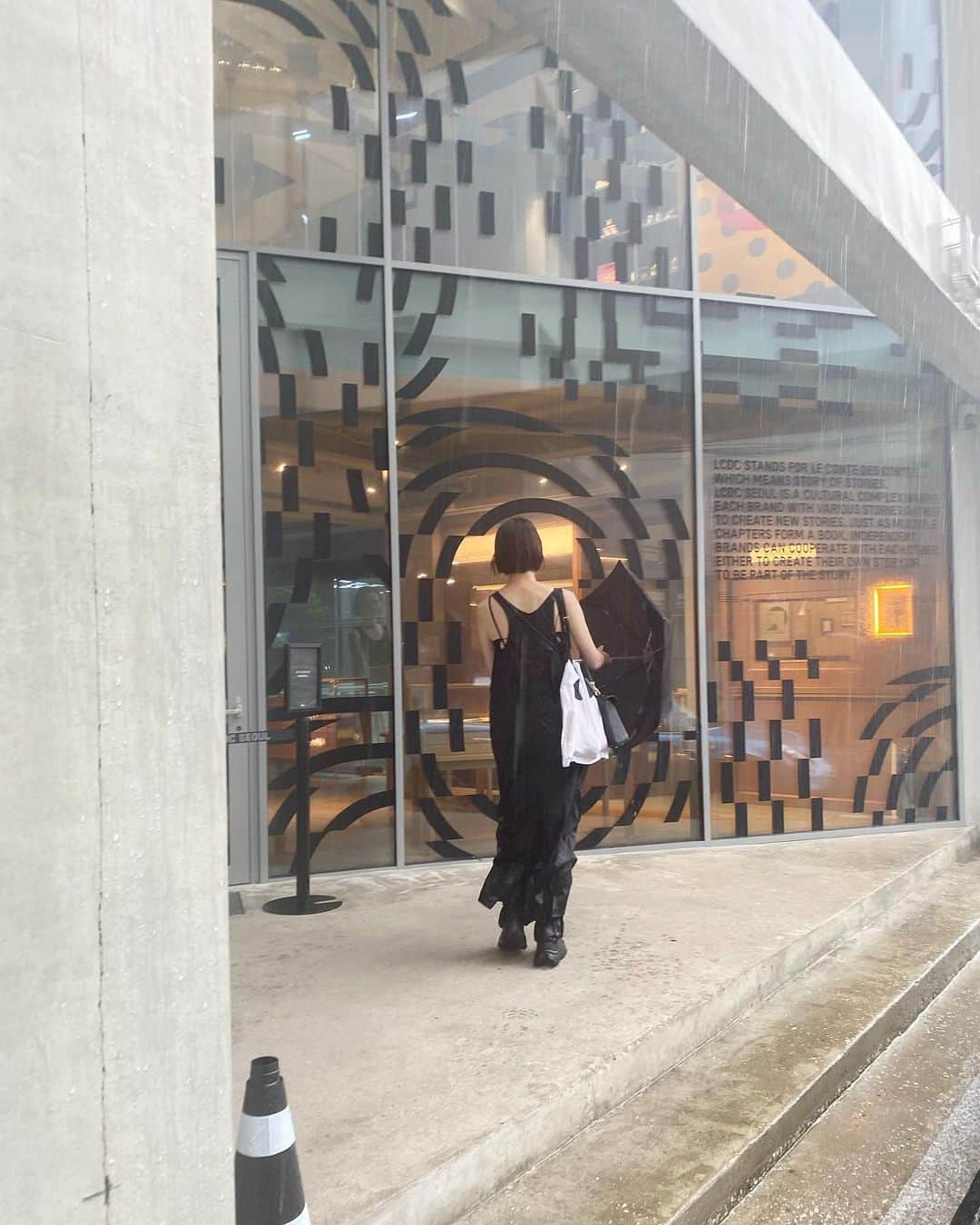 二ノ宮和佳子さんのインスタグラム写真 - (二ノ宮和佳子Instagram)「Korea trip🇰🇷2  allBlackな日🖤 そして大雨☔️ ずぶ濡れながら、たくさん歩いたなー今となればそれもイイ想い出  韓国の路面shopは、単独店とは思えないスケールの大きさ 映えを超えた ショップ？だっけ？テーマパーク？って空間も多く楽しかった 個人的には、天高で自然光のギャラリー的ショップが好き  #korea #trip #🇰🇷」7月16日 8時21分 - wakako.ninomiya