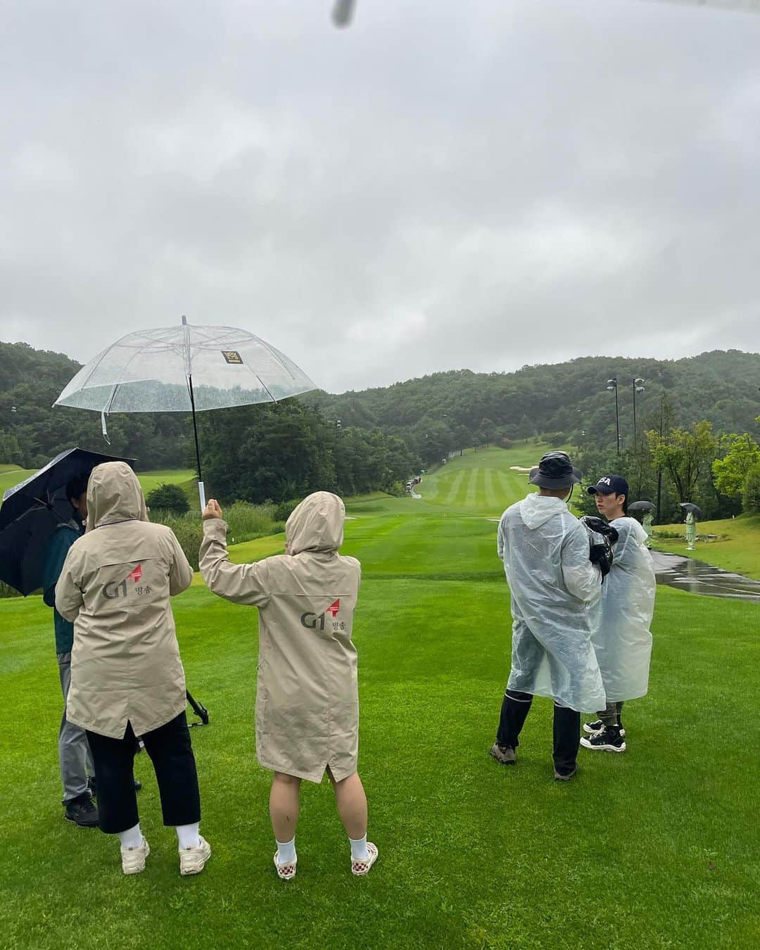 金惠理さんのインスタグラム写真 - (金惠理Instagram)「#혜리포터 🎙️🎥 폭우에도 식지않는 선수들의 열정, 정말 멋졌습니다!  . . #골프방송 #골프 #방송 #인터뷰 #리포터  #g1방송 #강원도고교동문골프최강전 #8강전」7月16日 8時25分 - thehyeleekim