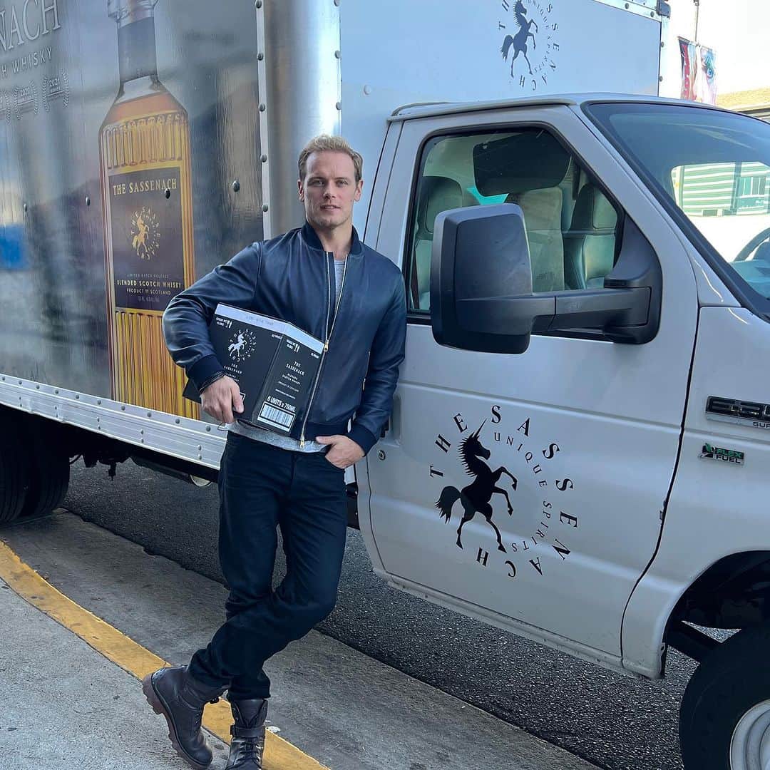 サム・ヒューアンのインスタグラム：「Ready to hit the road with @sassenachspirits !  Going to be pouring some refreshing Wild Scottish Gin, to keep you cool this summer 🇺🇸   Watch this space for updates! 🍸🍏」