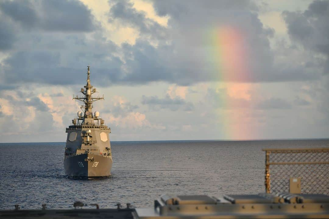 海上自衛隊さんのインスタグラム写真 - (海上自衛隊Instagram)「７月１６日は、「なないろ」で #虹の日🌈  後ろ姿を見守るように虹がかかりました。  歓迎の虹や見送りの虹・・・ 海上では、様々な虹色に出会うことができます。  #虹の日 #空 #レインボー #架け橋 #ここでしか見れない景色 #過去写真」7月16日 8時30分 - jmsdf_pr