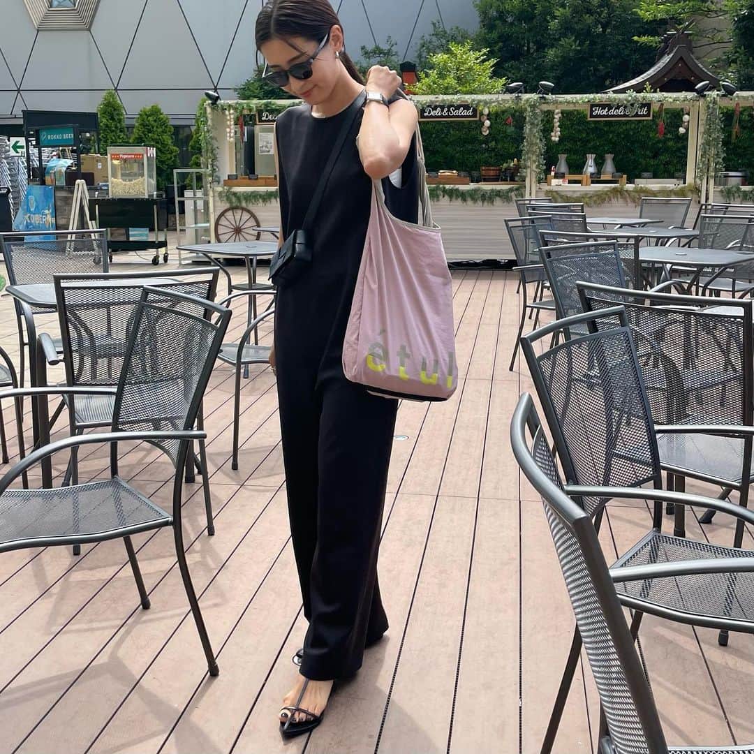 Hiromi Ｍaedaのインスタグラム：「真夏は楽すぎてオールインワンの出番が増えがち😎 何年も前の @stunninglure のものは毎年ほんと重宝してます🙏  それにしても真っ黒コーデなので サブバッグで珍しくピンクを♡ これ2wayで使える優れもの！  小さく纏まるので、エコバッグとしても重宝します🫶  all-in-one @stunninglure #stunninglure bag @etul_official #etul_official shoes @jilsander #jilsander」