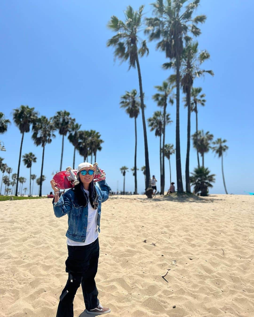 四十住さくらさんのインスタグラム写真 - (四十住さくらInstagram)「🛹💕🌴🩵🫧😎  #venicebeach #chill #skate  #iloveskateboarding #fun  #おかえり #kickflip #ollie #onefoot  #久しぶりの #滞空時間 #73日ぶり  🍈やっとグラブとどいたー🙌」7月16日 8時41分 - sakura_yosozumi