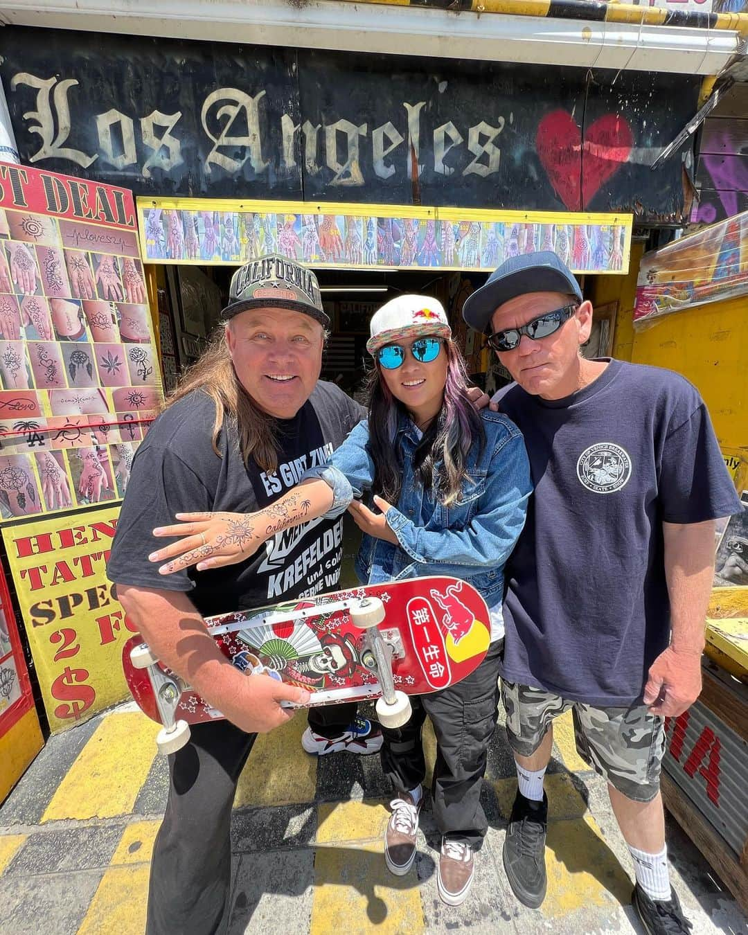 四十住さくらさんのインスタグラム写真 - (四十住さくらInstagram)「🛹💕🌴🩵🫧😎  #venicebeach #chill #skate  #iloveskateboarding #fun  #おかえり #kickflip #ollie #onefoot  #久しぶりの #滞空時間 #73日ぶり  🍈やっとグラブとどいたー🙌」7月16日 8時41分 - sakura_yosozumi