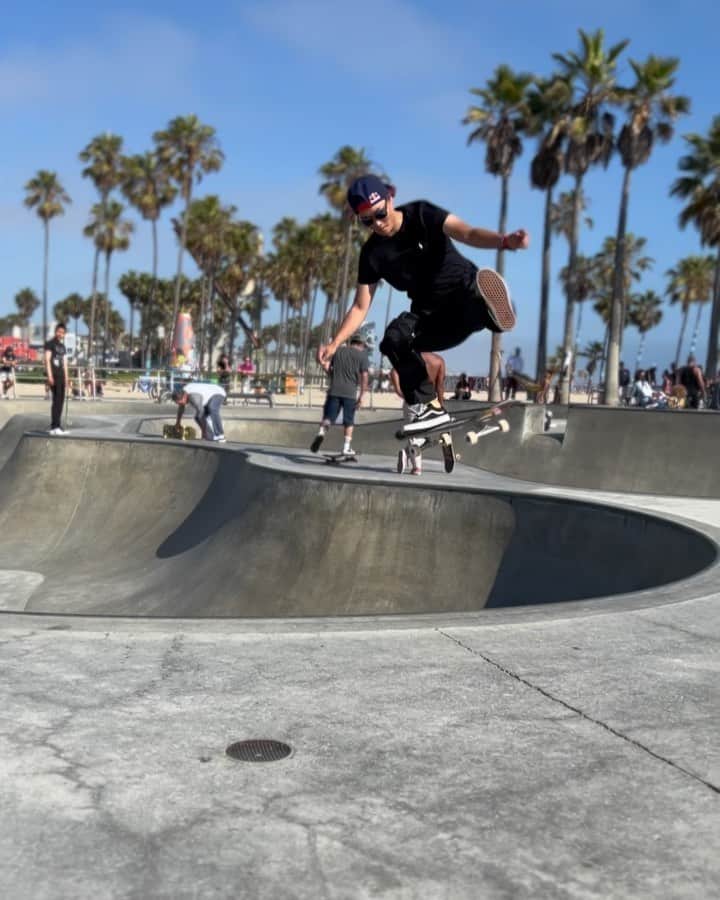 四十住さくらのインスタグラム：「🛹💕🌴🩵🫧😎  #venicebeach #chill #skate  #iloveskateboarding #fun  #おかえり #kickflip #ollie #onefoot  #久しぶりの #滞空時間 #73日ぶり  🍈やっとグラブとどいたー🙌」