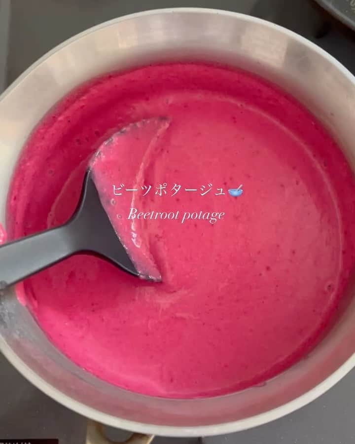 伊藤しほ乃のインスタグラム：「🩷💜🩷 Beetroot potage   ピンクのポタージュかわいすぎないか！？😍  🎨DIY動画じゃないよ🤣  ビーツの下処理(3枚目)臭みとるまでまーまー時間かかってびっくり！笑 １つ間違えて皮剥いちゃったからか、茹で汁がめっちゃ赤くなって、怪しいスープ作ってる気分だったよ！！🧙‍♀️🧙‍♀️  ポタージュは、じゃがいもも加えたら、全く臭みなくなって野菜の甘みを感じたよ😆 おばーちゃんがつくってる🥔はとくにあまーい！  あまったビーツはきんぴらになりました！ (よく料理できる人がいうやつ) こちとらがっつりクラシルで検索よ🔍  『@sakanotochu 』で旬野菜を頼んでから、普段スーパーでゲットできない野菜が来るからなんかめっちゃ楽しい😆  紫じゃがいもに黄ズッキーニ！ これまた美味しい😋  でもね、 最近の家居酒屋定番メニューに加わったのはうずらの卵🥚です。 (実際に居酒屋行った時にいいと思ったらパクる😂)  #ビーツレシピ  ビーツ,じゃがいも,豆乳,コンソメ,塩胡椒」