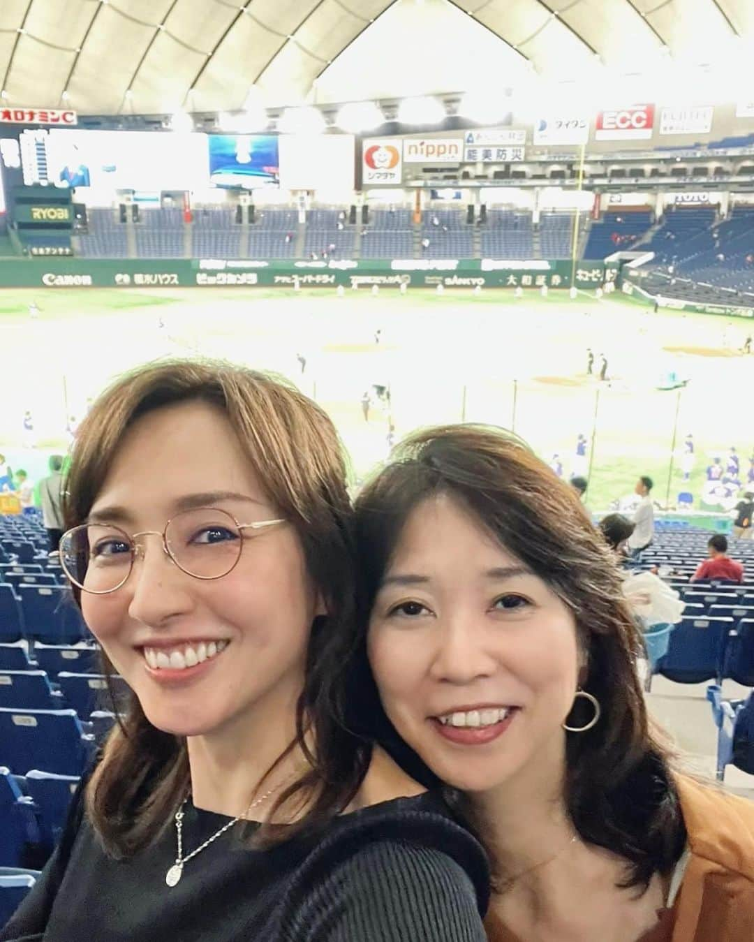 藤森香衣のインスタグラム：「- 【都市対抗野球⚾️】社会人野球のトーナメント (大人の甲子園な感じ🔥)  お友達で、ジャーナリストの大門 小百合さん  (日テレ「DayDay. 」火曜コメンテーター)と。  西濃運輸 対HONDA 熊本 の試合で、私たちは 西濃🦘を応援していましたが、負けてしまい残念。  ただ、みんなで応援する✨という事を 数年ぶりにできて とっても楽しかったです！ (応援にキティちゃん来た😍)  #野球 #都市対抗 #都市対抗野球 #東京ドーム #野球  #西濃運輸 #大垣市 #チア #キティちゃん #楽しかった #野球のルール完璧に分かる #大逆転があるから都市対抗は面白い #目が腫れてて #ノーメイク #めがね」