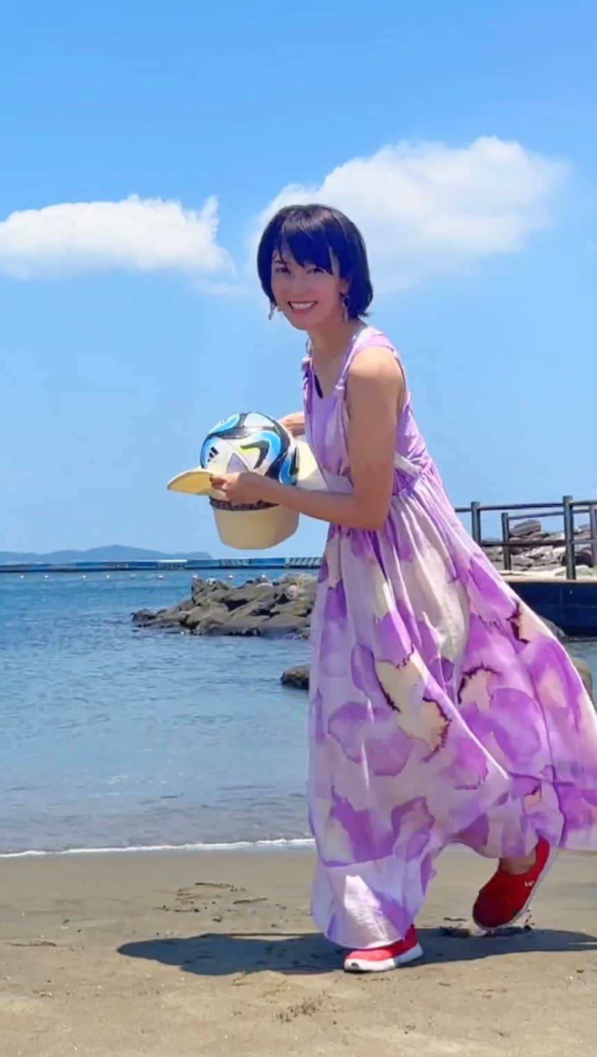 のインスタグラム：「ワンピース早替えリフティング in熱海🏖 暑い中リフティングからの温泉は、最高に気持ちよかった〜！ 熱海は日帰りで行けるので、時々行きます^ ^ 皆さんのおすすめの海や温泉教えてください！  Summer is here! Which do you think is better? 👗  #サッカー #リフティング #フリースタイルフットボール #サッカー女子 #スポーツ女子 #なでしこジャパン #サッカー日本代表  #熱海 #静岡 #日本 #旅行 #観光 #海の日 #海 #足球 #165cmコーデ #165 #soccer #football #freestylefootball #japan #atami #shorthair #fifawwc #fifaworldcup #womensoccer #womensfootball  #japanesegirl #축구　#여자축구　@hm」