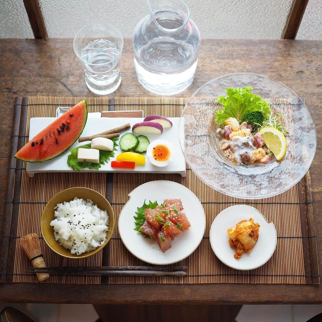 こころのたねのインスタグラム：「⢀⢄ ．．⢄ ⢀𖧧  先日の家ごはん🍚 ⁡ 【おつまみ発酵メニュー】 𖧷麹のまぐろユッケ 𖧷ぬか漬け（ゆで玉子・ゆでごぼう・長芋・パプリカ・きゅうり・紫大根・木綿豆腐） 𖧷白菜キムチ 𖧷フルーツサラダ・ヨーグルトソース和え 𖧷白米 𖧷小玉すいか ⁡ 今日は朝からカンカン照り☀︎ いよいよ梅雨明けかな〜 ⁡ 引き続き 良い休日をお過ごしください☺️🎐 ⁡ ⁡ 日々のキロクは𝔸𝕞𝕖𝕓𝕒ブログにも✍️ @kokoronotane ⁡ ⁡ ⁡ 𖧷 𖧷 𖧷 𖧷 𖧷 𖧷 𖧷 𖧷 𖧷 𖧷 𖧷 𖧷  各、著書発売中です。 📘のほほん御膳（盛り付け・簡単作り置き） 📗のほほん曲げわっぱ弁当（脱力系わっぱ弁当） 📙美しい作りおき（自家製調味料〜作り置き） 📕かわいいお菓子（米粉のおやついろいろ） 𖧷 𖧷 𖧷 𖧷 𖧷 𖧷 𖧷 𖧷 𖧷 𖧷 𖧷 𖧷 詳細・お求めはハイライトの📚マークから。 ⁡ その他、オリジナル商品 🍵有機茶（6種） 🍲レンジ鍋（3種） @kokoronotane ⁡ ⁡ おでかけアカウント @_tecu_tecu_  はじめてみました𖠿 ．．⢄ ．．⢄ ⢀⢄ ．⢀𖧧」