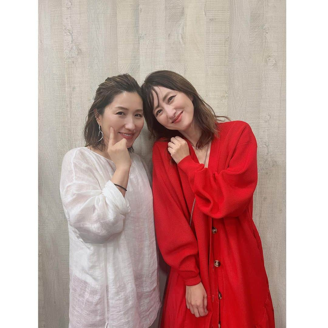 前田ゆかさんのインスタグラム写真 - (前田ゆかInstagram)「長井かおりさんのyoutubu チャンネル撮影後❣️ @kaorimake   先週のスキンケア編からの続きです〜♪ 今回は上品な目元を作り上げるテクニック。 眉の描き方からアイシャドウの選び方(トレンドも分かりやすく) ラインの引き方のちょっとしたコツも。  それに加えて 私も知りたかった 『高発色リップのバランスの よい塗り方』 どうしても濃いカラーリップは いかにも塗ってます！と主張しがちですが全体の顔印象と トータルでのバランスの取り方も教わりました✨✨  かおりさんの撮影現場はとても和気あいあい♡楽しい〜です♪ 明るくポジティブ✨フレキシブルな思考で一つ一つポイントをおさえて丁寧に解説してくれてます✨  是非チェックです✅  #おしゃべりメークBOX #youtubuチャンネル #長井かおりさん #ヘアーメークアップアーティスト  #優しい婦人会 #ありがとうございました💓 #50代メイク #50代スキンケア #50代目元メーク」7月16日 8時50分 - maeyuka