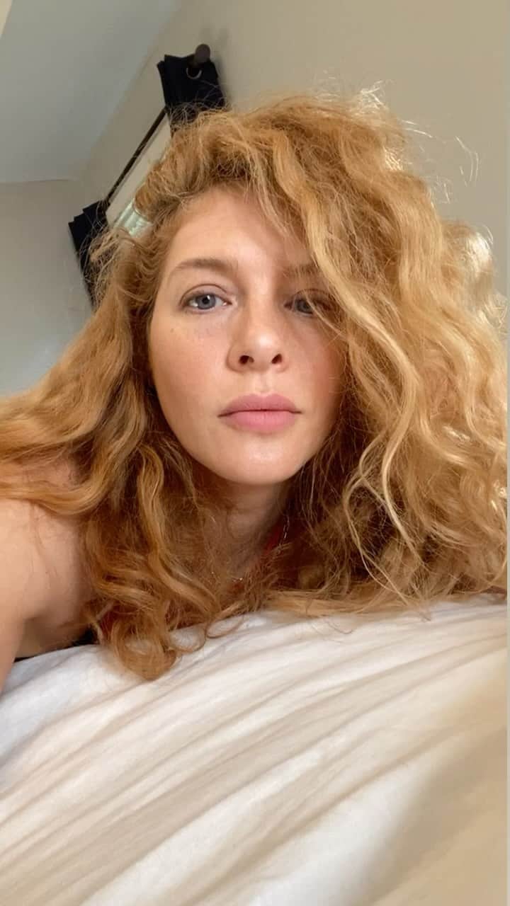レイチェル・レフィブレのインスタグラム：「Pretty sure I was about 36 when this happened to me but can’t say for sure. What I do know is that it shows no signs of easing up and I think it’s here to stay 😂」
