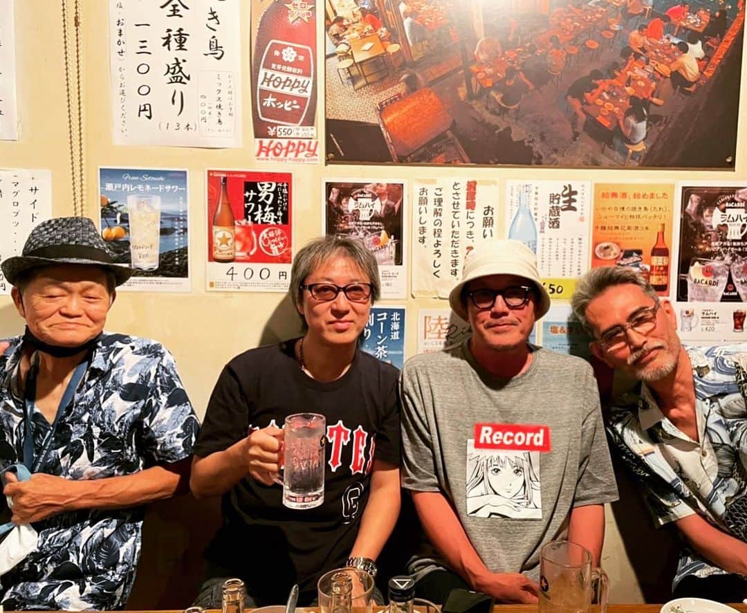 江口寿史のインスタグラム：「イベント中はいろんな友人知人が来てくれる。閉廊後、土曜日で激混みのいせや北口店で一杯だけ飲んだ。左から千葉稲毛の老舗ロックバーFULL HOUSEのマスター高山さん、編集ギタリスト米澤、おれ、元少年ジャンプ編集椛島さん。」