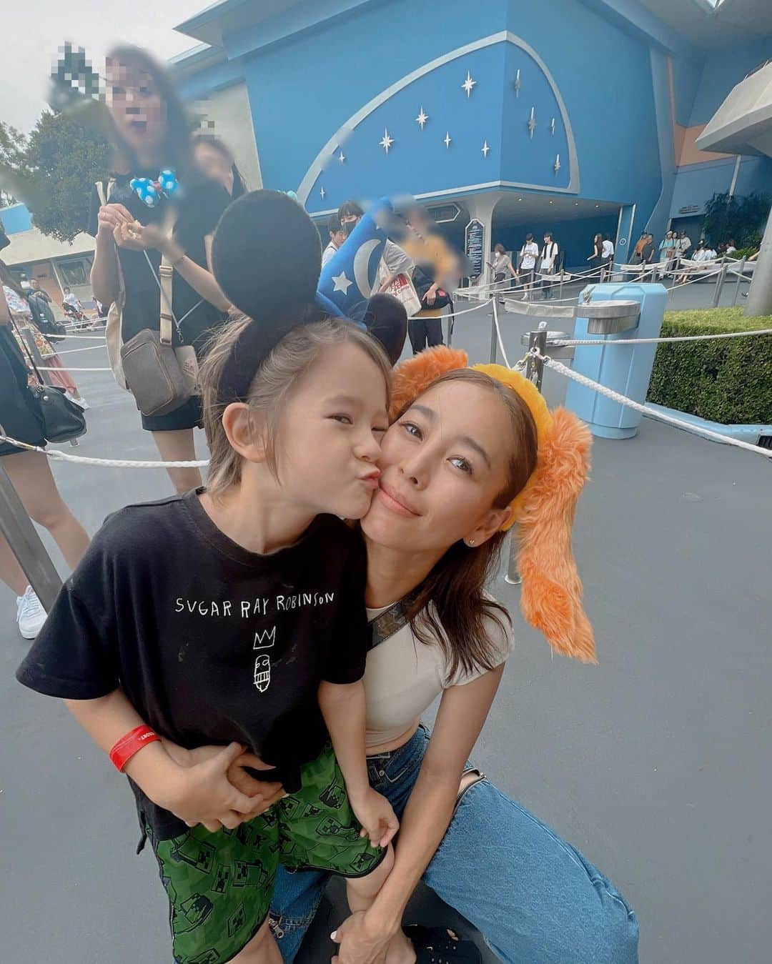 大桑マイミのインスタグラム：「我が家の夏休み満喫中。 数年ぶりにディズニーランドへ😊 この日は割と涼しくてlucky. 主人がいないこの日、 5歳と8歳を連れてのディズニーランドだったけどパーフェクトに楽しめた。　下の子は身長が110cmを超えたことでどの乗り物へものれるようになってたし上のお姉ちゃんは前後、一緒なら1人で乗り物に乗れるし☝️待ち時間もそんなになく 沢山乗れました。　 息子スペースマウンテンで号泣😭してたけど。 他の乗り物は深呼吸😮‍💨して自分を整えながら乗ってたよ。 色々乗りたくて大興奮。 パレードも昼間と夜の二回みました。娘がパレードに向かって夢中に終始手を振り続けてる姿が可愛い😍なーって。 ディズニーランドって✨ 夢の世界だね。  バック @the_weekend_hotel  斜めができて、手があくしサイズ感といいパーフェクト💯  #備忘録 #2023summer」