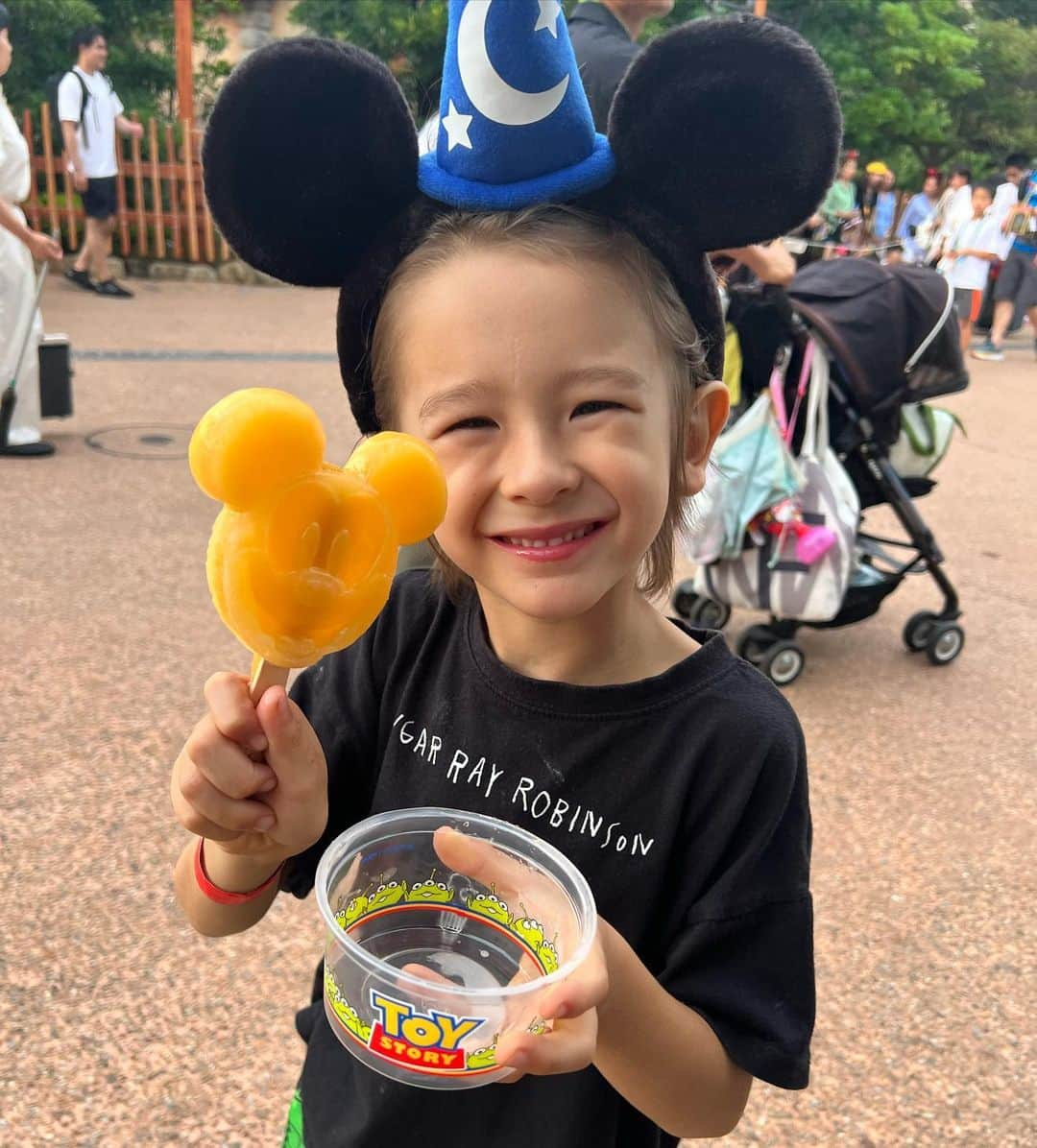 大桑マイミさんのインスタグラム写真 - (大桑マイミInstagram)「我が家の夏休み満喫中。 数年ぶりにディズニーランドへ😊 この日は割と涼しくてlucky. 主人がいないこの日、 5歳と8歳を連れてのディズニーランドだったけどパーフェクトに楽しめた。　下の子は身長が110cmを超えたことでどの乗り物へものれるようになってたし上のお姉ちゃんは前後、一緒なら1人で乗り物に乗れるし☝️待ち時間もそんなになく 沢山乗れました。　 息子スペースマウンテンで号泣😭してたけど。 他の乗り物は深呼吸😮‍💨して自分を整えながら乗ってたよ。 色々乗りたくて大興奮。 パレードも昼間と夜の二回みました。娘がパレードに向かって夢中に終始手を振り続けてる姿が可愛い😍なーって。 ディズニーランドって✨ 夢の世界だね。  バック @the_weekend_hotel  斜めができて、手があくしサイズ感といいパーフェクト💯  #備忘録 #2023summer」7月16日 9時05分 - maimiokuwa