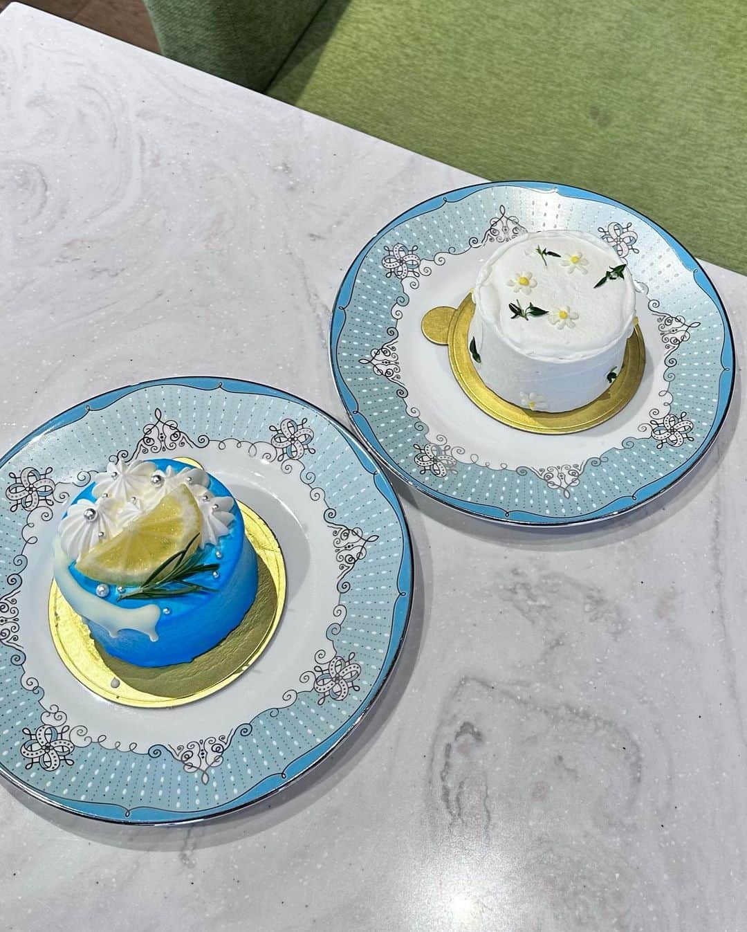 有村藍里さんのインスタグラム写真 - (有村藍里Instagram)「⸝⋆⸝⋆ 可愛いケーキを食べに行く時のコーデ☕️  dress: @lilambition_official cardigan: @rosebleue_store bag: @polene_paris  shoes: @chloe   ワンピースの色と合わせてケーキも選んでみました🍫 ブルーのケーキは美味しいチョコレートでした。  私が着ている @rosebleue_store の "Pattern knit cardigan" beige、blackがそれぞれラスト1点です。  現在rose bleueでは2周年記念のanniversary bookを受注販売しています📚rose bleue立ち上げの秘話など赤裸々に書きました。 大人気のお花Tシャツも再販決定☺️  本もお花Tシャツも受注予約は月曜日までです🕊️これでラストなので前回予約しそびれてしまった方は…ラストチャンス☕️ オンラインストアチェックしてね。」7月16日 8時58分 - arimuraairi