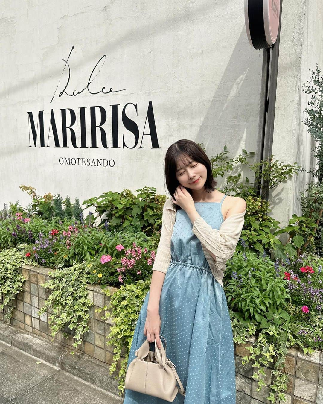 有村藍里のインスタグラム：「⸝⋆⸝⋆ 可愛いケーキを食べに行く時のコーデ☕️  dress: @lilambition_official cardigan: @rosebleue_store bag: @polene_paris  shoes: @chloe   ワンピースの色と合わせてケーキも選んでみました🍫 ブルーのケーキは美味しいチョコレートでした。  私が着ている @rosebleue_store の "Pattern knit cardigan" beige、blackがそれぞれラスト1点です。  現在rose bleueでは2周年記念のanniversary bookを受注販売しています📚rose bleue立ち上げの秘話など赤裸々に書きました。 大人気のお花Tシャツも再販決定☺️  本もお花Tシャツも受注予約は月曜日までです🕊️これでラストなので前回予約しそびれてしまった方は…ラストチャンス☕️ オンラインストアチェックしてね。」