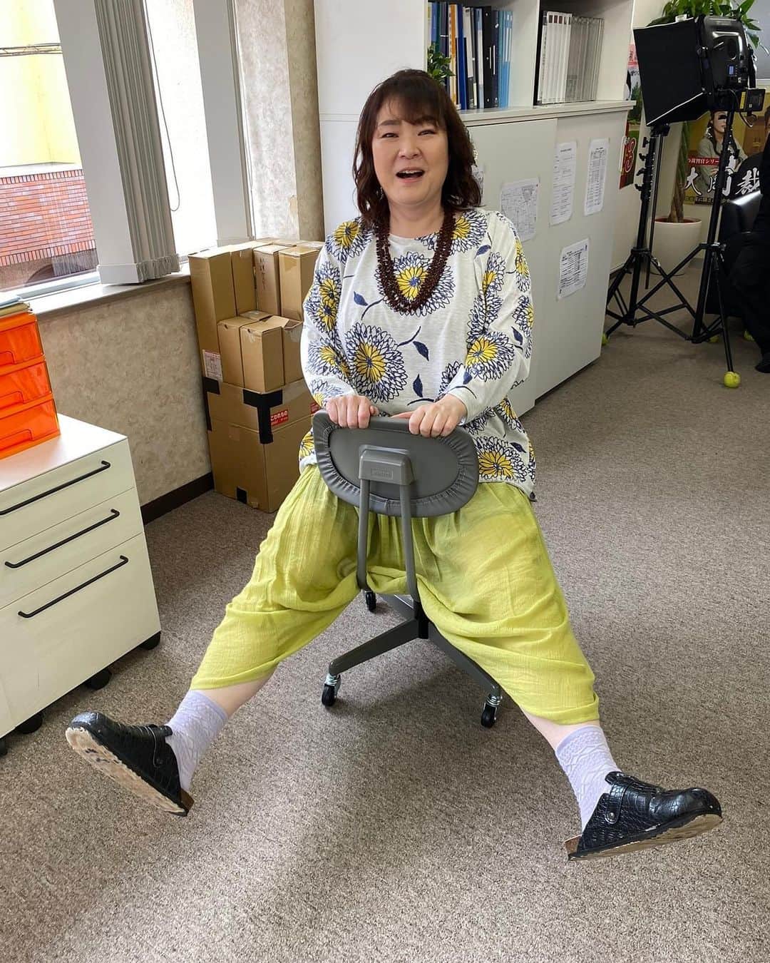 久保田磨希のインスタグラム：「テイオーの長い休日 ワンシーンごとにお衣装が違い、髪飾りも違う😍😍😍 衣装さんメイクさんの プライドそして遊び😍 支度チームの愛を噛み締めながら千春さん演じてます。 さあ！いよいよ熱護さんの休日は終わるのか？！ 千春さんのお衣装、髪飾りは？ #久保田磨希 #テイオーの長い休日 #支度チーム」