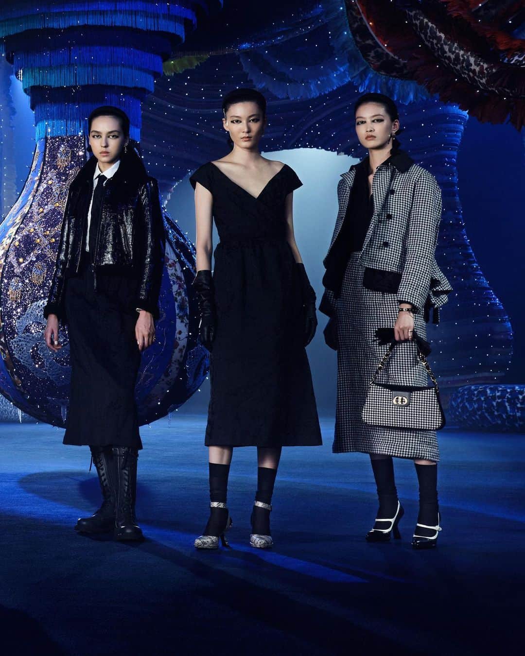 のインスタグラム：「Paris and the Parisienne are guiding inspirations behind #DiorAW23 by @MariaGraziaChiuri, revealed in the repeat show in Shenzhen, China. Held amid the organic forms of 'Valkyrie Miss Dior', the scenographic textile installation by @JoanaVasconcelosAtelier references the founding couturier's plantswoman sister, Catherine, as does the leather floral decoration of a #LadyDior. By rethinking the foundations of the 1950s-accented feminine wardrobe, the collection reevaluates how clothes correspond to the body, with their innovative creased weaves making timeless styles like little black dresses and houndstooth suits unquestionably attuned to the needs of modern women with active lives.  © Wang Ziqian」
