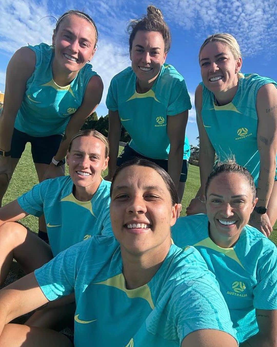 Instagramさんのインスタグラム写真 - (InstagramInstagram)「The start of FIFA Women’s World Cup 2023 is less than a week away, and Australian forward @samanthakerr20 (Samantha Kerr) is getting ready to play in football’s premiere global tournament, hosted by her home country and New Zealand. We caught up with Sam in England, where she plays for @chelseafcw. Here’s #10Things ahead of her big opening match. ⁣⁣ ⁣⁣ 1. Dribbling at the local pitch. ⁣⁣ 2. Snuggles with Helen at home. 😻⁣⁣ 3. Iced latte = Sam’s midday pick-me-up.⁣⁣ 4. Her number, 20. 💎⁣⁣ 5. Goaaaal!⁣⁣ 6. A mandarin FTW. 🍊⁣⁣ 7. Soaking up the sun by the River Thames.⁣⁣ 8. Quick catch up with Sam’s love, US footballer @kmewis19 (Kristie Mewis). 💕⁣⁣ 9. When you’re a FIFA 23 cover star, you play as yourself. 🎮 🌟 ⁣⁣ 10. @matildas squad on point.」7月16日 9時01分 - instagram