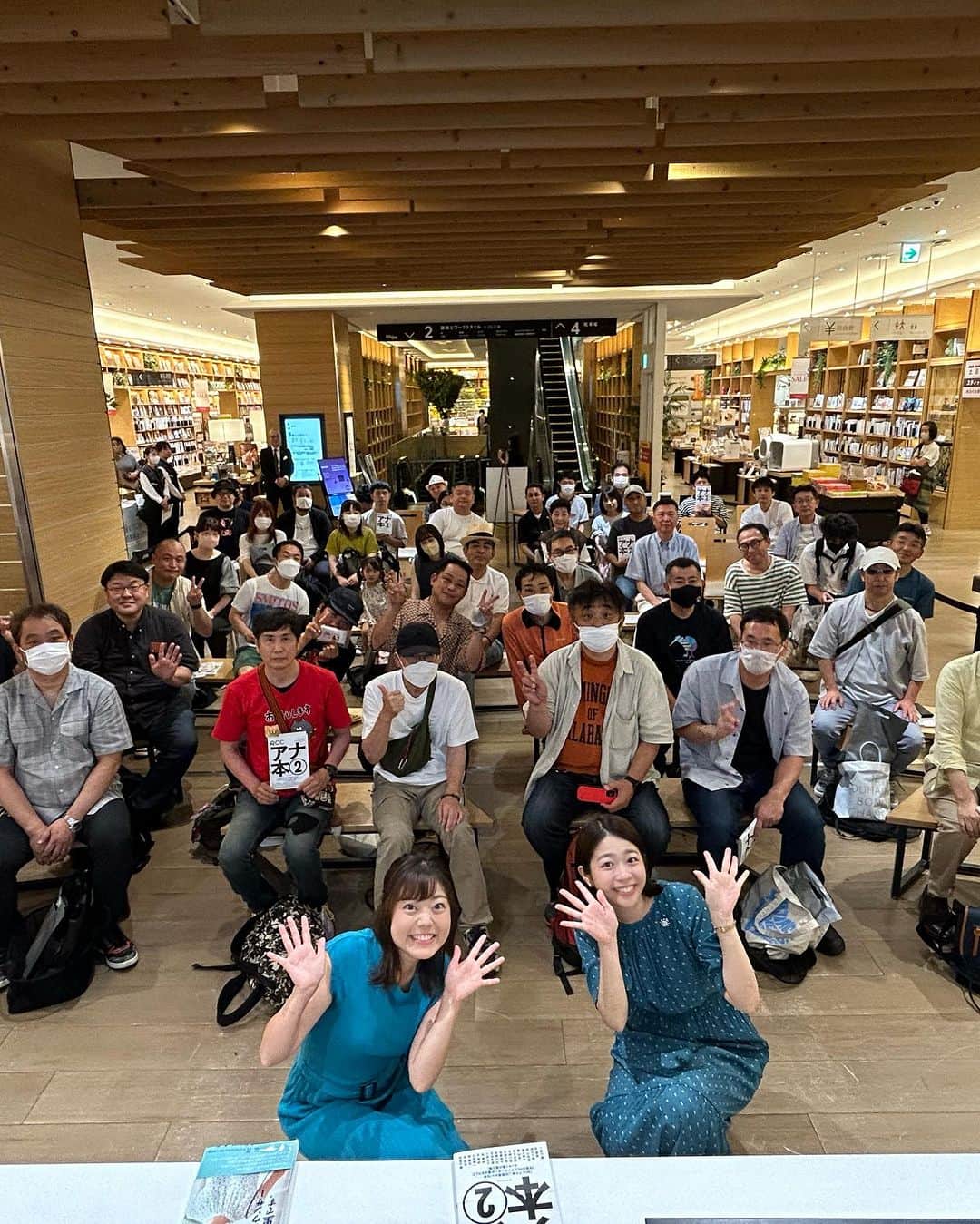 渕上沙紀さんのインスタグラム写真 - (渕上沙紀Instagram)「田村ちゃんとサイン会✨ 楽しかったね😘 来てくださった皆さん、各書店の皆さんも本当にありがとうございました♩  アナ本②よろしくお願いします！！😆」7月16日 9時05分 - saki_fuchigami