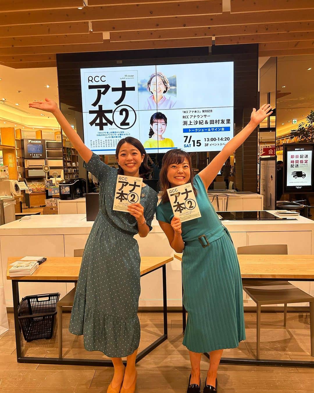 渕上沙紀のインスタグラム：「田村ちゃんとサイン会✨ 楽しかったね😘 来てくださった皆さん、各書店の皆さんも本当にありがとうございました♩  アナ本②よろしくお願いします！！😆」