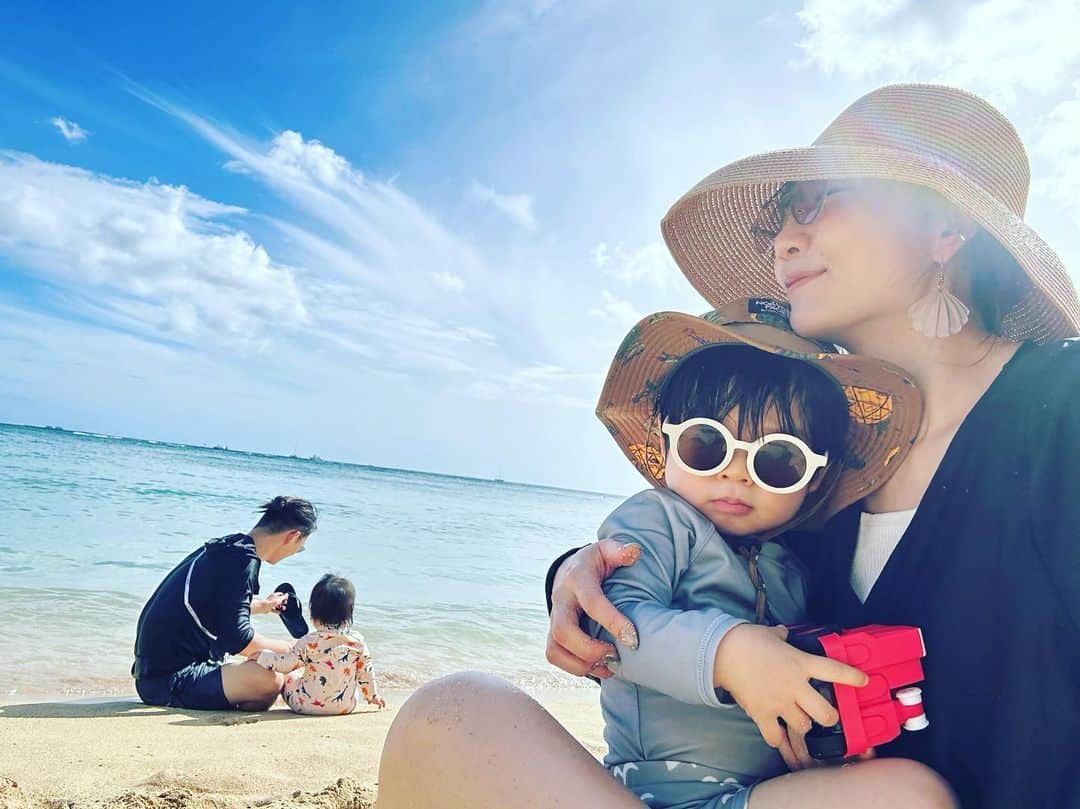桃さんのインスタグラム写真 - (桃Instagram)「ワイキキビーチにて🏖️ 兄弟2人の反応が全然違うのが面白くて🤣 2枚目の動画は永久保存版👏🏻  #たろじろ #年子兄弟 #1歳2ヶ月 #2歳2ヶ月 #ワイキキ #waikiki #trumphotelwaikiki #出てすぐのビーチ @trumpwaikiki #newtでハワイ旅 @newt.travel @newt_guide」7月16日 9時07分 - momo.official