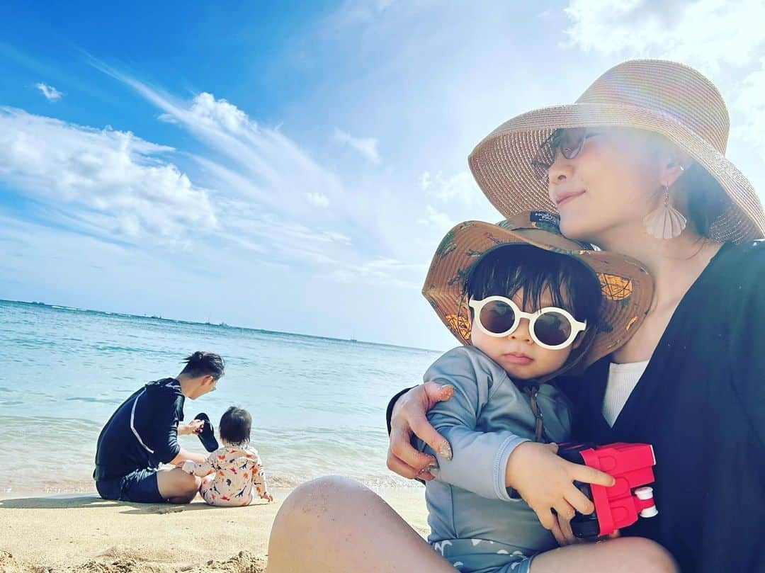 桃のインスタグラム：「ワイキキビーチにて🏖️ 兄弟2人の反応が全然違うのが面白くて🤣 2枚目の動画は永久保存版👏🏻  #たろじろ #年子兄弟 #1歳2ヶ月 #2歳2ヶ月 #ワイキキ #waikiki #trumphotelwaikiki #出てすぐのビーチ @trumpwaikiki #newtでハワイ旅 @newt.travel @newt_guide」