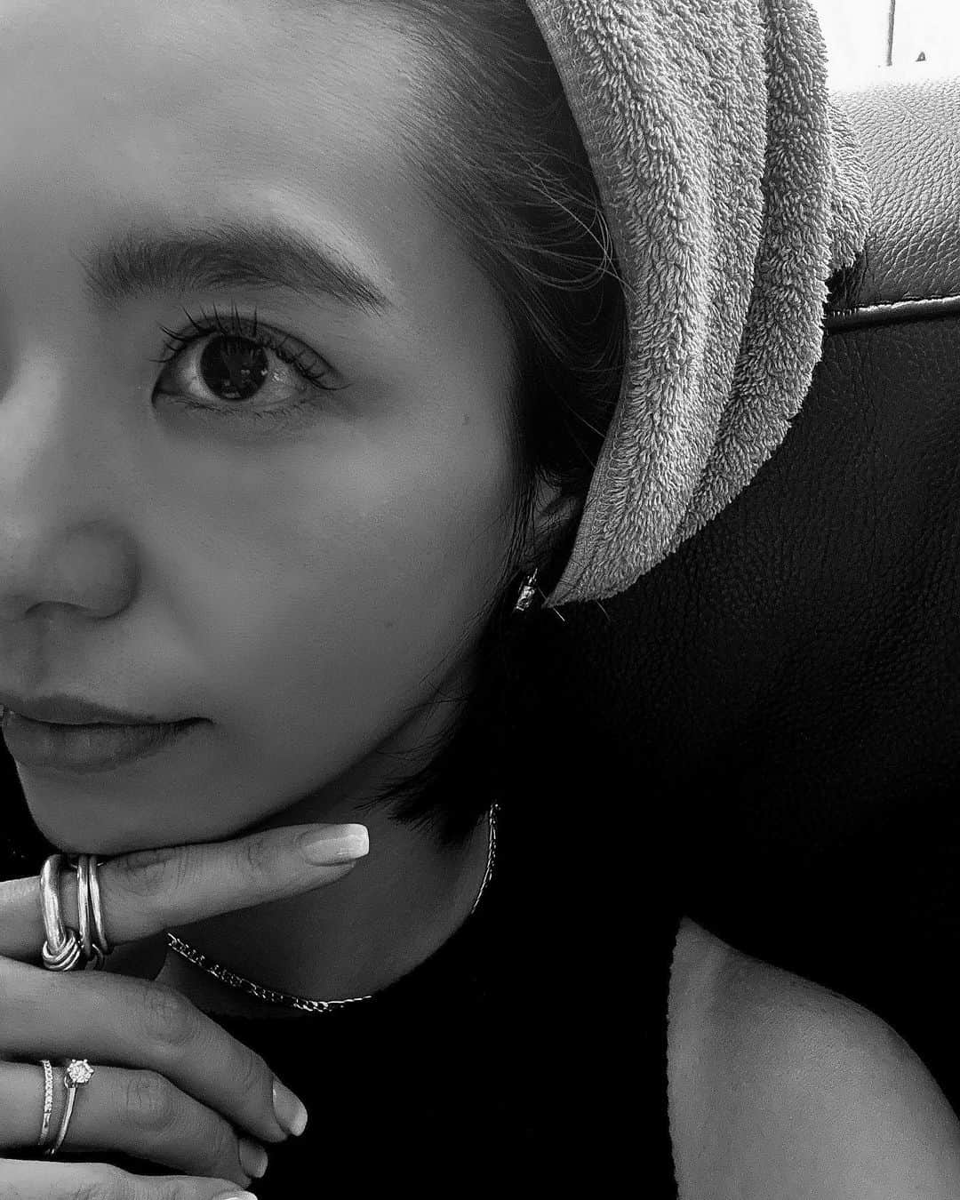 MOYAのインスタグラム：「今月のネイルとマツエク💅👁️  マツエクは私の目に合わせてもらって Jカールを9-12mm、黒目部分を長めに140本！ ナチュラルなのにしっかり盛れる✨  ネイルはベイビーブーマー復活🍑 シンプルだけどいつも素早く丁寧な施術で qliccaに通い始めてから爪の形が明らかに良くなった😆  今回も同時施術で寝てる間に全て終わってました！ 毎度時短でありがたい〜♡  公式LINE【@483wlljx】に 「@moyamoya2121を見た」 と予約すると 初回2000円オフでお得なので 是非ご活用ください♡  Thanks♡ @qlicca @mai_qlicca @natsu_qlicca」