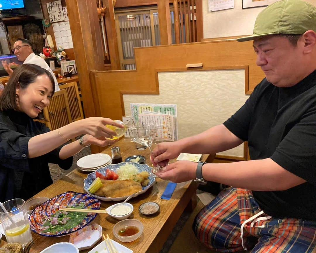 伊勢みずほさんのインスタグラム写真 - (伊勢みずほInstagram)「先日、初めてこのメンバーでごはんを食べました。チェ・ジバラ100回記念生放送の反省会といいつつ反省なんてしない宴🤭  このお二人、私からしたら天才そのもの。喋り方、間、内容、声、顔、目線。。。もう全てが笑えてきて、シワが増えました。どうしてくれるのか。  いかださんのお料理も最高でした🍣今年初めての鯨汁そうめん🤩🤩🤩パワーをつけていただきました！  募りすぎる話、大切な時間、ありがとうございました🥰リピ希望。  #チェジバラ #スーパーササダンゴマシン　様 #なんぐ　様 #伊勢みずほ #寿司割烹いかだ #鯨汁 #イカ刺し #反省会 #新潟寿司 #新潟グルメ #新潟」7月16日 9時12分 - isemizuhoo