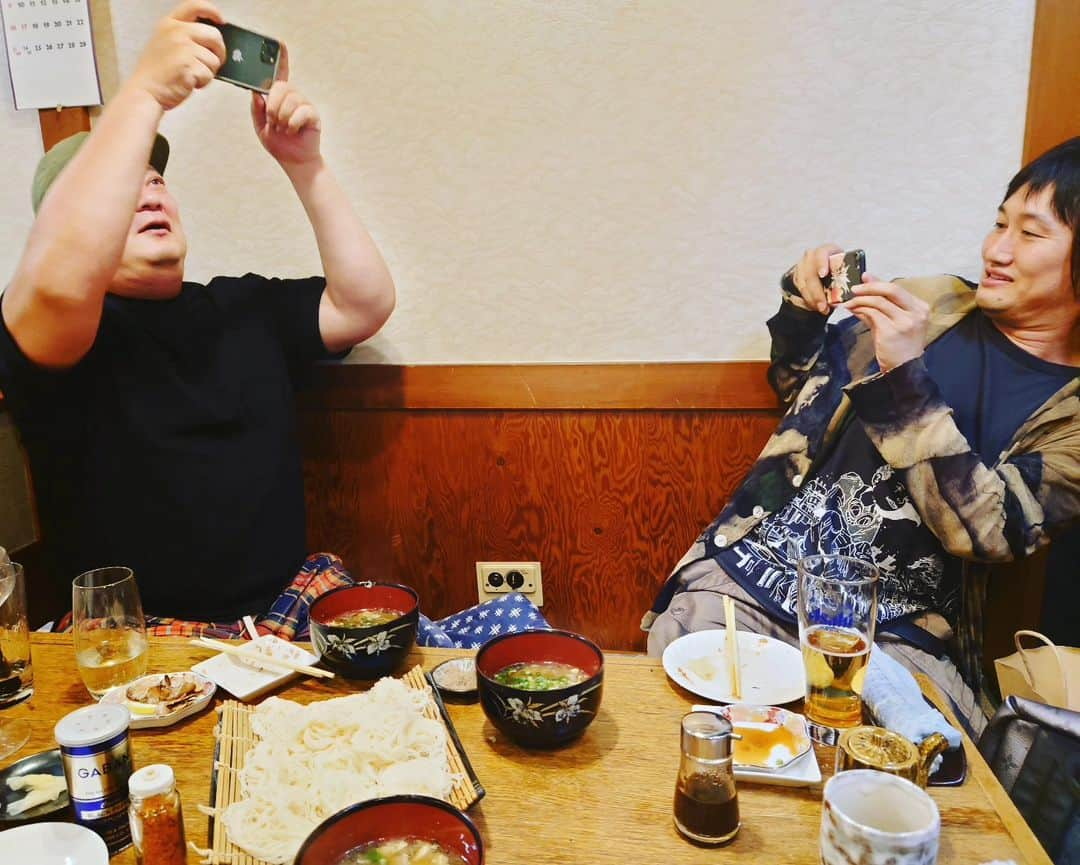 伊勢みずほさんのインスタグラム写真 - (伊勢みずほInstagram)「先日、初めてこのメンバーでごはんを食べました。チェ・ジバラ100回記念生放送の反省会といいつつ反省なんてしない宴🤭  このお二人、私からしたら天才そのもの。喋り方、間、内容、声、顔、目線。。。もう全てが笑えてきて、シワが増えました。どうしてくれるのか。  いかださんのお料理も最高でした🍣今年初めての鯨汁そうめん🤩🤩🤩パワーをつけていただきました！  募りすぎる話、大切な時間、ありがとうございました🥰リピ希望。  #チェジバラ #スーパーササダンゴマシン　様 #なんぐ　様 #伊勢みずほ #寿司割烹いかだ #鯨汁 #イカ刺し #反省会 #新潟寿司 #新潟グルメ #新潟」7月16日 9時12分 - isemizuhoo