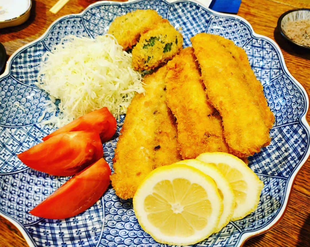 伊勢みずほさんのインスタグラム写真 - (伊勢みずほInstagram)「先日、初めてこのメンバーでごはんを食べました。チェ・ジバラ100回記念生放送の反省会といいつつ反省なんてしない宴🤭  このお二人、私からしたら天才そのもの。喋り方、間、内容、声、顔、目線。。。もう全てが笑えてきて、シワが増えました。どうしてくれるのか。  いかださんのお料理も最高でした🍣今年初めての鯨汁そうめん🤩🤩🤩パワーをつけていただきました！  募りすぎる話、大切な時間、ありがとうございました🥰リピ希望。  #チェジバラ #スーパーササダンゴマシン　様 #なんぐ　様 #伊勢みずほ #寿司割烹いかだ #鯨汁 #イカ刺し #反省会 #新潟寿司 #新潟グルメ #新潟」7月16日 9時12分 - isemizuhoo