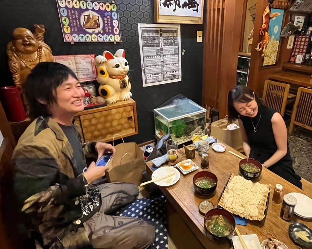 伊勢みずほさんのインスタグラム写真 - (伊勢みずほInstagram)「先日、初めてこのメンバーでごはんを食べました。チェ・ジバラ100回記念生放送の反省会といいつつ反省なんてしない宴🤭  このお二人、私からしたら天才そのもの。喋り方、間、内容、声、顔、目線。。。もう全てが笑えてきて、シワが増えました。どうしてくれるのか。  いかださんのお料理も最高でした🍣今年初めての鯨汁そうめん🤩🤩🤩パワーをつけていただきました！  募りすぎる話、大切な時間、ありがとうございました🥰リピ希望。  #チェジバラ #スーパーササダンゴマシン　様 #なんぐ　様 #伊勢みずほ #寿司割烹いかだ #鯨汁 #イカ刺し #反省会 #新潟寿司 #新潟グルメ #新潟」7月16日 9時12分 - isemizuhoo