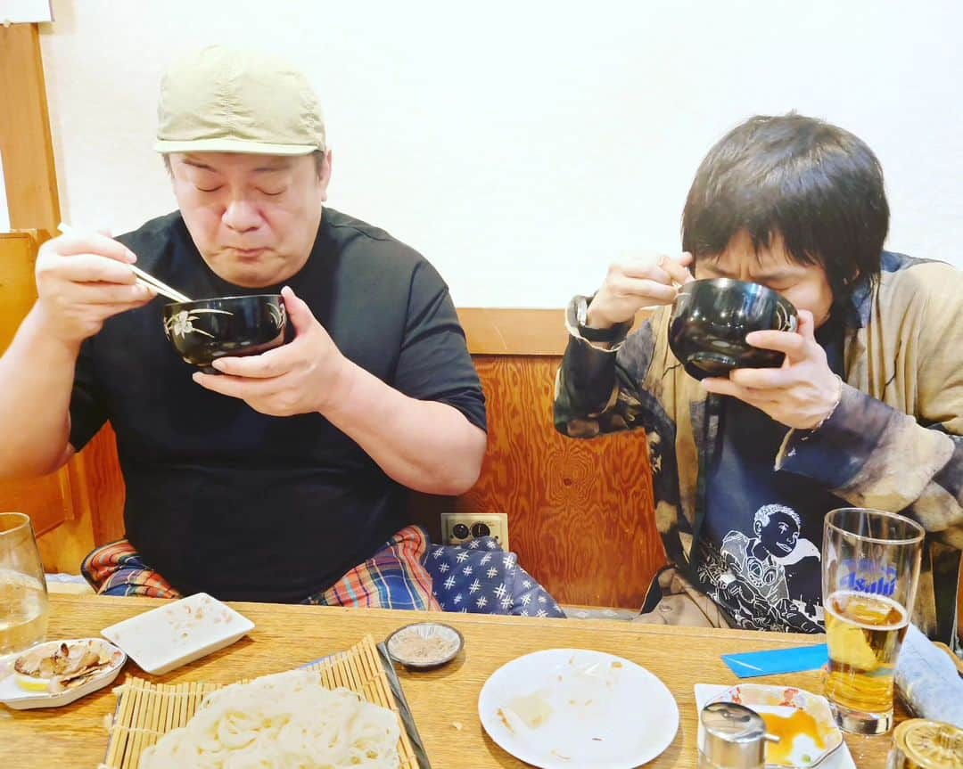 伊勢みずほさんのインスタグラム写真 - (伊勢みずほInstagram)「先日、初めてこのメンバーでごはんを食べました。チェ・ジバラ100回記念生放送の反省会といいつつ反省なんてしない宴🤭  このお二人、私からしたら天才そのもの。喋り方、間、内容、声、顔、目線。。。もう全てが笑えてきて、シワが増えました。どうしてくれるのか。  いかださんのお料理も最高でした🍣今年初めての鯨汁そうめん🤩🤩🤩パワーをつけていただきました！  募りすぎる話、大切な時間、ありがとうございました🥰リピ希望。  #チェジバラ #スーパーササダンゴマシン　様 #なんぐ　様 #伊勢みずほ #寿司割烹いかだ #鯨汁 #イカ刺し #反省会 #新潟寿司 #新潟グルメ #新潟」7月16日 9時12分 - isemizuhoo