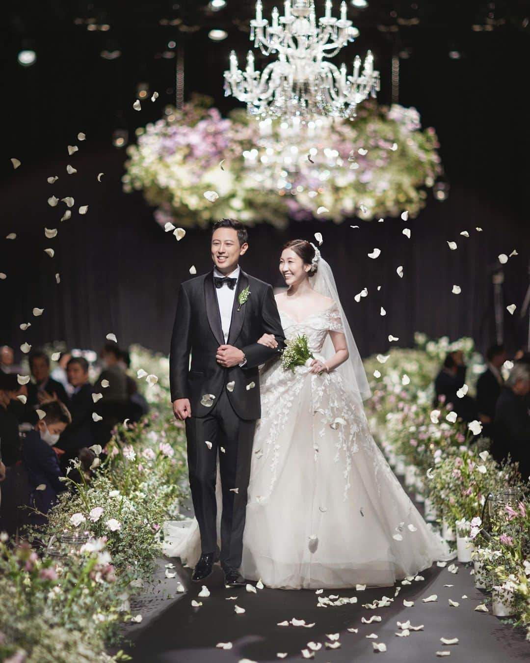 SOYOO BRIDALさんのインスタグラム写真 - (SOYOO BRIDALInstagram)「.  [ SOYOO BRIDAL x ELIE SAAB ]🏷️   #beautiful_soyoo_bride🤍   @boojachang  @root_st  @woo_merci_captain  @elyseeflower_official  #축하드려요🎉#소유브라이덜 #엘리사브 #퍼스트웨어 #제니팩햄」7月16日 9時23分 - soyoobridal_official