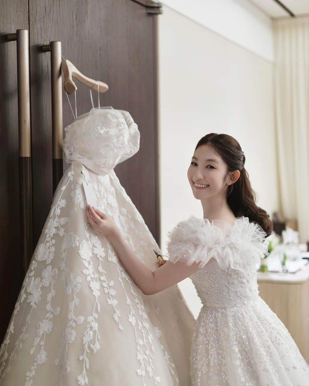 SOYOO BRIDALさんのインスタグラム写真 - (SOYOO BRIDALInstagram)「.  [ SOYOO BRIDAL x ELIE SAAB ]🏷️   #beautiful_soyoo_bride🤍   @boojachang  @root_st  @woo_merci_captain  @elyseeflower_official  #축하드려요🎉#소유브라이덜 #엘리사브 #퍼스트웨어 #제니팩햄」7月16日 9時23分 - soyoobridal_official