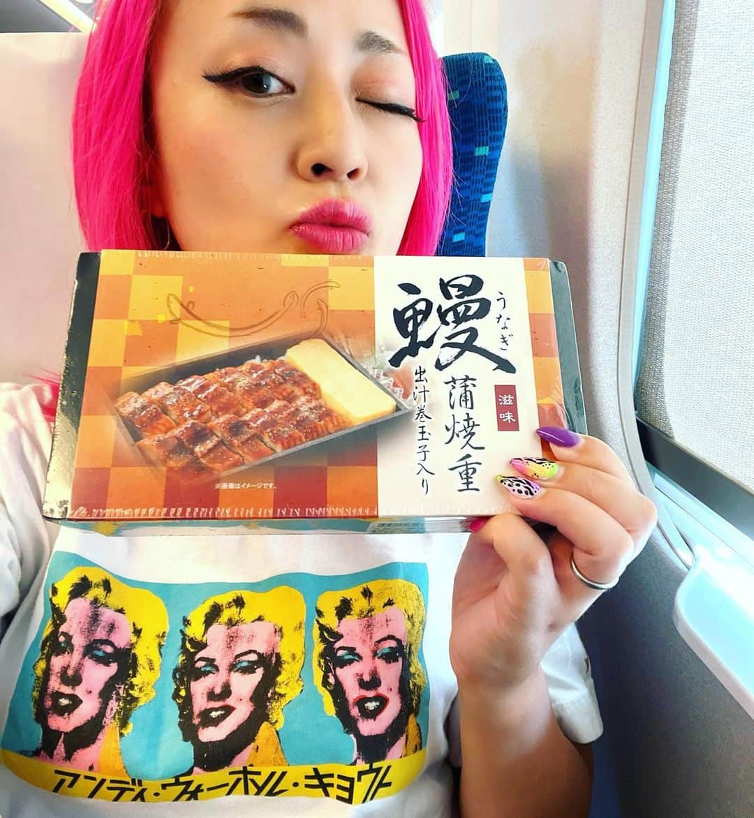 ニーコさんのインスタグラム写真 - (ニーコInstagram)「今月も大阪へ🚄プロデューサー＆AD審査員の仕事やってきまー🤓 朝食の駅弁を選ぶのがいつも楽しみ♡ 夏！！ウナギ一択で！！パワー補充💪🏻 #大阪#新幹線#駅弁#鰻弁当」7月16日 9時19分 - neeko_isuzu