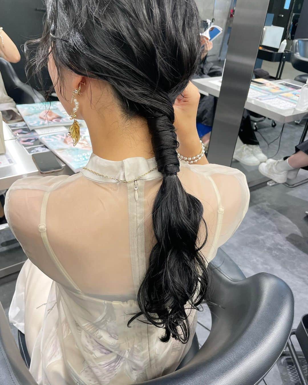YUMIKOのインスタグラム：「シアーなタイトめドレスと合わせた タイトローポニーアレンジ☺︎  コーディネートが素敵でした お任せありがとうございますっ  #結婚式ヘアアレンジ#札幌美容室#札幌美容師#sknow#ヘアアレンジ#お呼ばれヘア#결혼식#헤어#前髪パーマ#좋아요#卒業式ヘア#홋카이도」