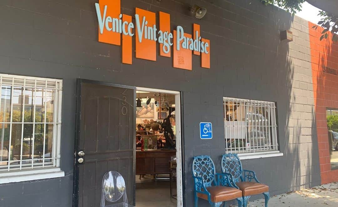 川奈栞のインスタグラム：「Came to the vintage store at Venice bought the wood hand sculpture before☺️」
