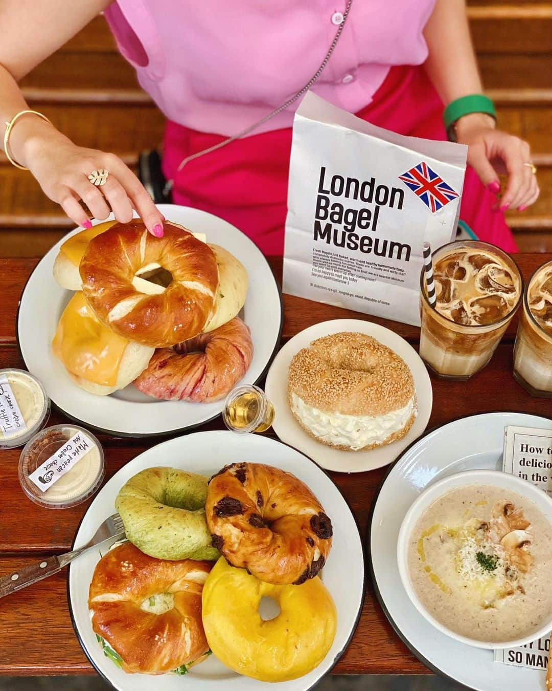 梅谷安里さんのインスタグラム写真 - (梅谷安里Instagram)「🥯🇰🇷😋🇬🇧💗🫶 朝ごはんにベーグル食べに😌 @london.bagel.museum  ソウルで大人気🥯 もちもちベーグルは前回も来てお気に入り。 プレッツェルバターと ポテトチーズが優勝です🫣🫰🏆 待ち時間あるからウェイティング取って、狎鴎亭ロデオをぶらつくのがおすすめ🥰近くに可愛いカフェ色々あるよん🌼 #マッシュルームスープもマスト🍄 #残った分はお持ち帰り #londonbagelmuseum  #🇬🇧#ベーグル #ロンドンベーグルミュージアム #狎鴎亭ロデオ #狎鴎亭ロデオカフェ」7月16日 9時42分 - anriworld