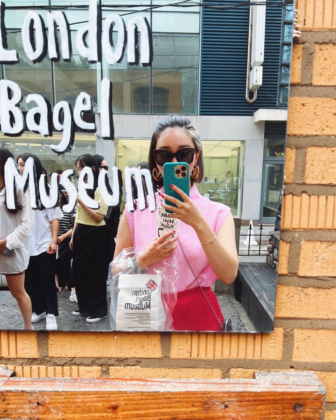 梅谷安里さんのインスタグラム写真 - (梅谷安里Instagram)「🥯🇰🇷😋🇬🇧💗🫶 朝ごはんにベーグル食べに😌 @london.bagel.museum  ソウルで大人気🥯 もちもちベーグルは前回も来てお気に入り。 プレッツェルバターと ポテトチーズが優勝です🫣🫰🏆 待ち時間あるからウェイティング取って、狎鴎亭ロデオをぶらつくのがおすすめ🥰近くに可愛いカフェ色々あるよん🌼 #マッシュルームスープもマスト🍄 #残った分はお持ち帰り #londonbagelmuseum  #🇬🇧#ベーグル #ロンドンベーグルミュージアム #狎鴎亭ロデオ #狎鴎亭ロデオカフェ」7月16日 9時42分 - anriworld