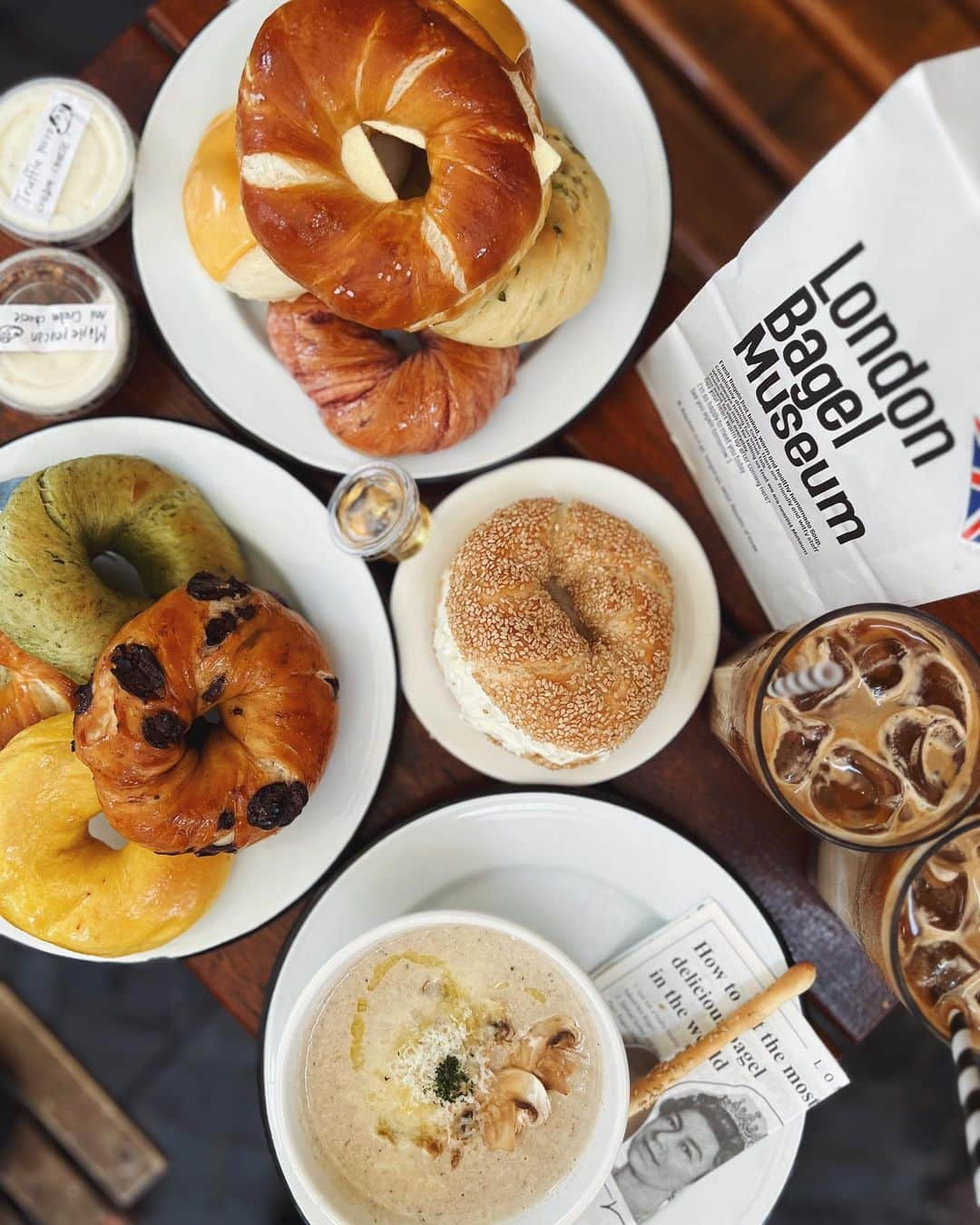 梅谷安里さんのインスタグラム写真 - (梅谷安里Instagram)「🥯🇰🇷😋🇬🇧💗🫶 朝ごはんにベーグル食べに😌 @london.bagel.museum  ソウルで大人気🥯 もちもちベーグルは前回も来てお気に入り。 プレッツェルバターと ポテトチーズが優勝です🫣🫰🏆 待ち時間あるからウェイティング取って、狎鴎亭ロデオをぶらつくのがおすすめ🥰近くに可愛いカフェ色々あるよん🌼 #マッシュルームスープもマスト🍄 #残った分はお持ち帰り #londonbagelmuseum  #🇬🇧#ベーグル #ロンドンベーグルミュージアム #狎鴎亭ロデオ #狎鴎亭ロデオカフェ」7月16日 9時42分 - anriworld