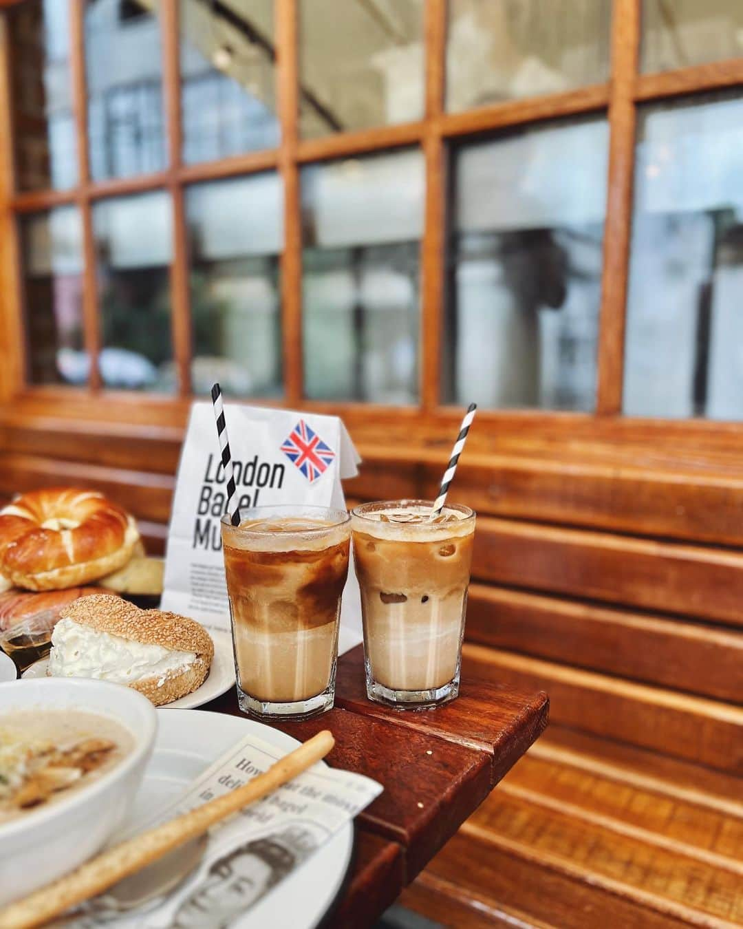 梅谷安里さんのインスタグラム写真 - (梅谷安里Instagram)「🥯🇰🇷😋🇬🇧💗🫶 朝ごはんにベーグル食べに😌 @london.bagel.museum  ソウルで大人気🥯 もちもちベーグルは前回も来てお気に入り。 プレッツェルバターと ポテトチーズが優勝です🫣🫰🏆 待ち時間あるからウェイティング取って、狎鴎亭ロデオをぶらつくのがおすすめ🥰近くに可愛いカフェ色々あるよん🌼 #マッシュルームスープもマスト🍄 #残った分はお持ち帰り #londonbagelmuseum  #🇬🇧#ベーグル #ロンドンベーグルミュージアム #狎鴎亭ロデオ #狎鴎亭ロデオカフェ」7月16日 9時42分 - anriworld