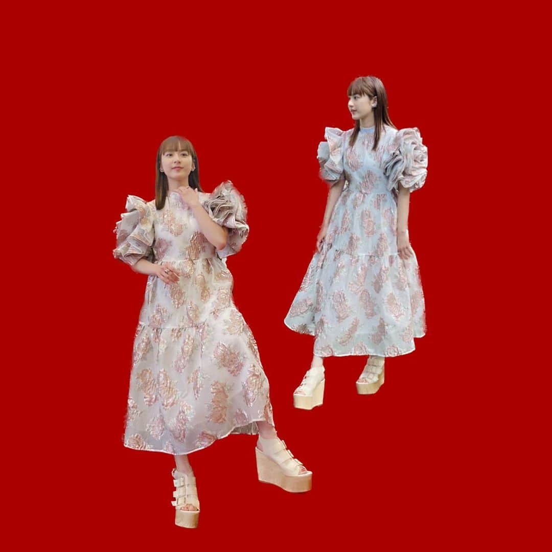 平祐奈のインスタグラム：「🌹🌹🌹 肩に大きなバラを育てちゃったから 小沢さんにたくさん肩パンチしちゃったっ。  TVerで見逃し配信あるみたい ぜひみてね🐇 #夜な夜な不思議の館にて   dress : @dreamsisterjane  accessory : @graey_official  Styled by @limleanlee」