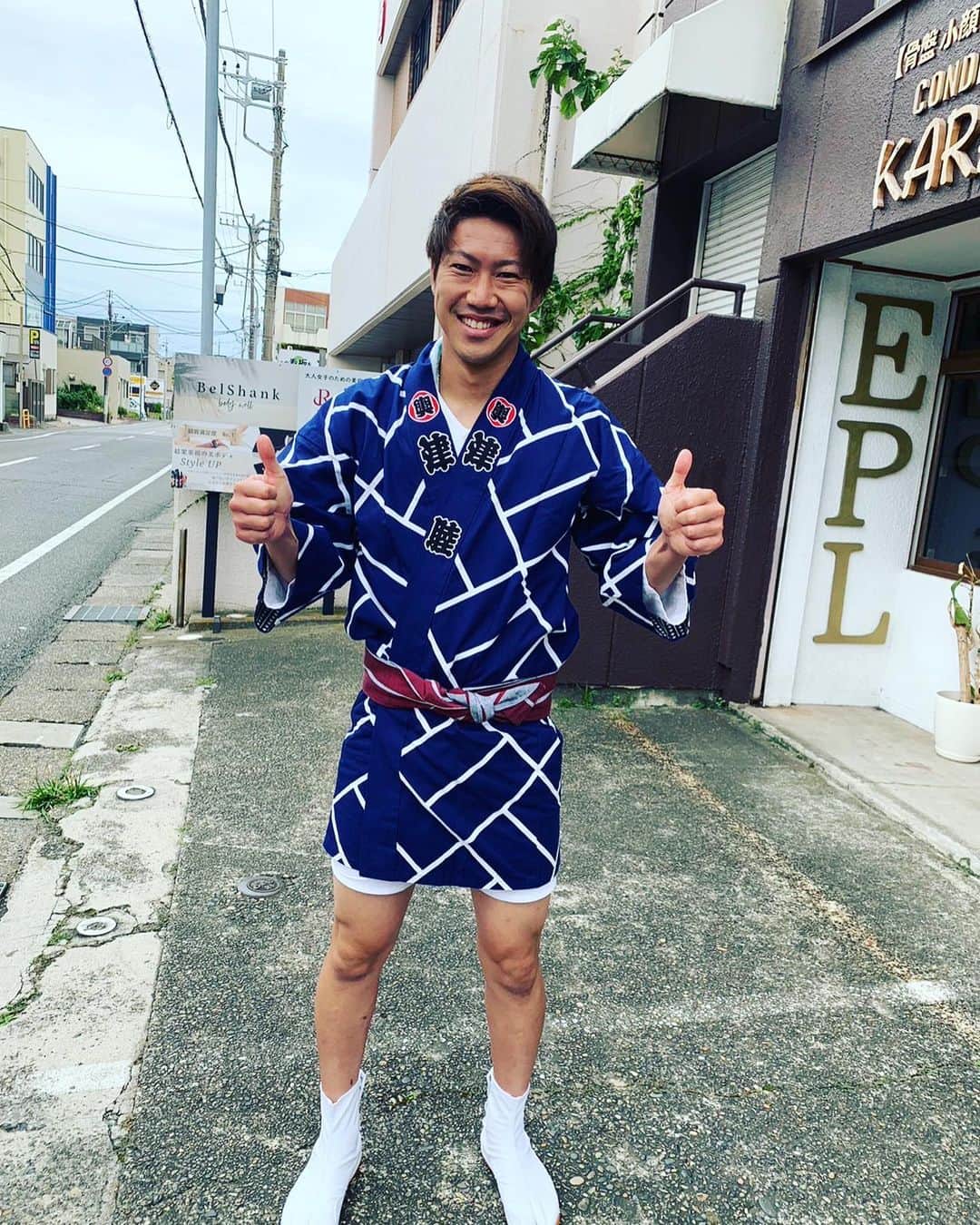 吉田眞紀人のインスタグラム：「...  昨日は八剱八幡神社の祭礼に参加させてもらいました👏 人生で初めて御神輿を担がせてもらってホントに楽しかったです🔥  担ぎ方がまだ下手で今日は肩が激痛です😂笑  関東三大神輿の一つはやっぱり別格でした🤲 ... #八剱八幡神社 #関東三大神輿 #吉田まきと #スポーツで健康に #木更津市出身初のJリーガー #房総ローヴァーズ木更津FC #木更津市議会議員」