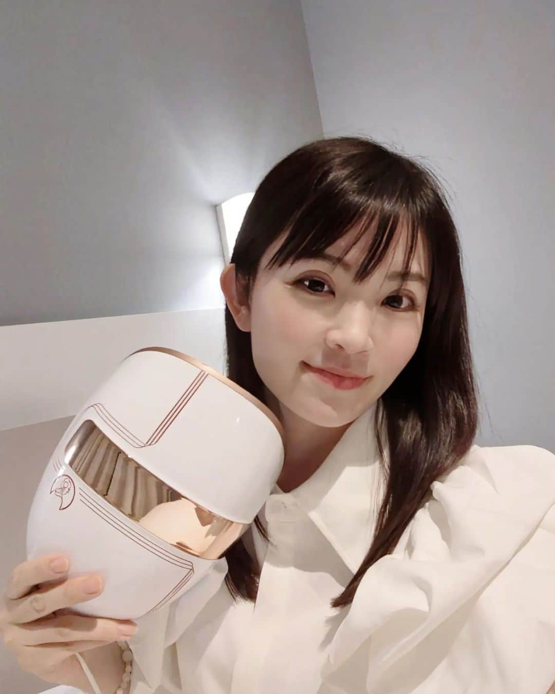 三宅裕子のインスタグラム：「おはようございます🌞⁡ ⁡⁡ ⁡⁡ ⁡今日もいい天気。⁡ 早起きして娘の志望校の⁡ ⁡オープンキャンパスへ。⁡ ⁡⁡ ⁡picはお馴染みの⁡ ⁡⁡@phiten_biyouto ⁡美顔マスク♡⁡⁡ 光をあてるだけで ⁡⁡ぐぐっとあがるから⁡ ⁡急いでる時に特に助かってる😊⁡ ⁡⁡ ⁡⁡夜もこれだけはとりあえず⁡ ⁡やれば👌🏻´- ⁡ ⁡※実際はしっかり装着しています。⁡ ⁡⁡ ⁡今日も笑顔いっぱいの1日に⁡ ⁡なりますように✨⁡ ⁡⁡⁡⁡ ⁡インタビュー掲載中🎤 ⁡@aquagold_official ⁡⁡⁡愛用コスメ ⁡⁡@kyonooshiroiotoshi ⁡ ⁡.*･ﾟ　.ﾟ･*.⁡ ⁡⁡ ⁡ #美YOU人 ⁡ ⁡ #美you人アンバサダー ⁡ ⁡ #美顔マスク⁡ ⁡ #京のおしろい落とし⁡ ⁡ #美肌対策⁡ ⁡ #⁡美肌レシピ⁡ ⁡ #アラフォー美容 ⁡ ⁡ #おうち美容⁡ ⁡ #おうちエステ⁡ ⁡ #おすすめ美容グッズ ⁡ ⁡」