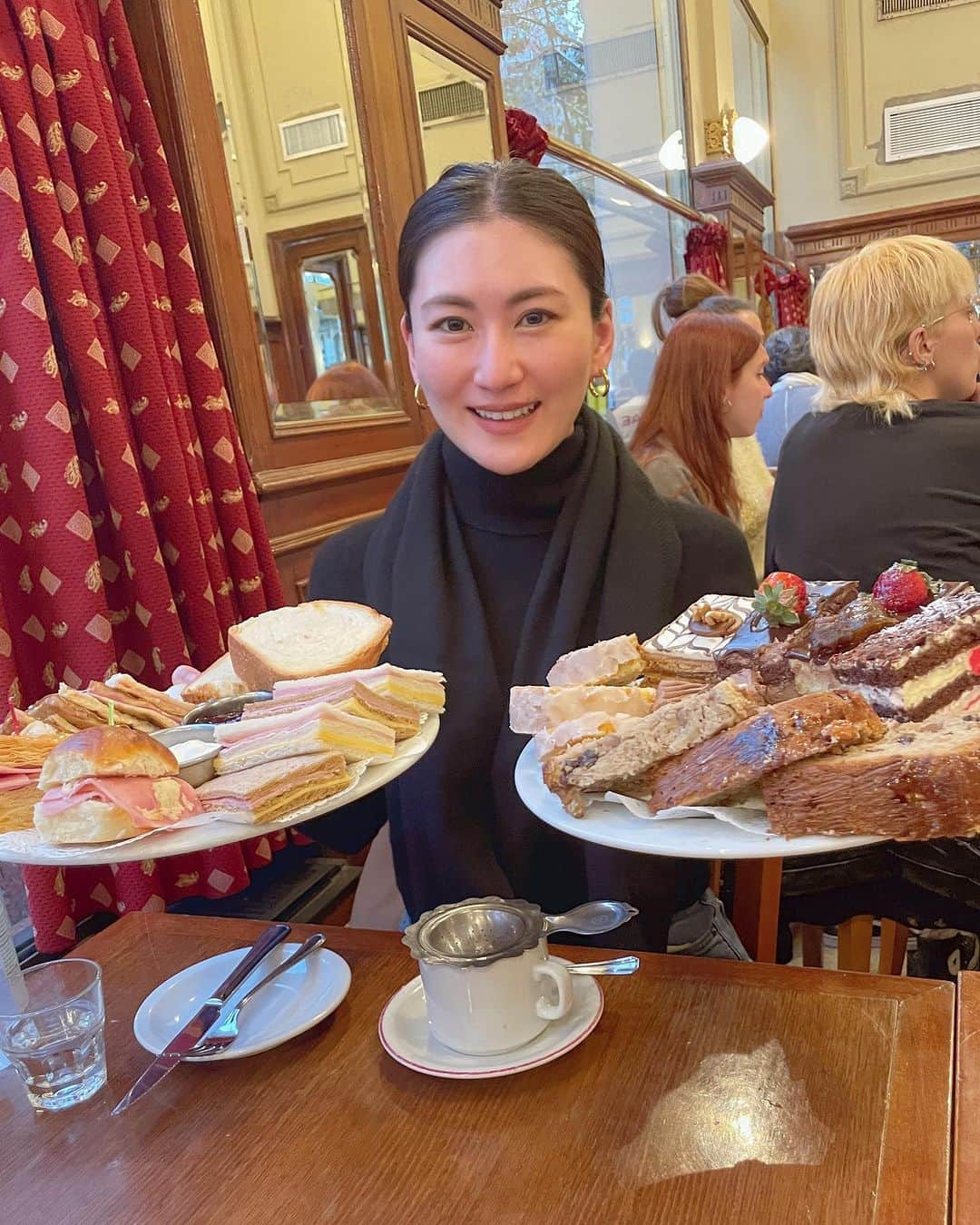 田中彩子さんのインスタグラム写真 - (田中彩子Instagram)「Here i‘m in the famous Cafe in Buenos Aires „Las Violetas“. Before i get too busy with rehearsals.🔥  ３公演コンサートのため、ブエノスアイレスに来ています。リハーサルで時間がなくなる前にまず有名なカフェのひとつ、“Las Violetas“へ。 量がすごいけどとっても美味しかったです。」7月16日 9時42分 - ayakotanaka_instaofficial