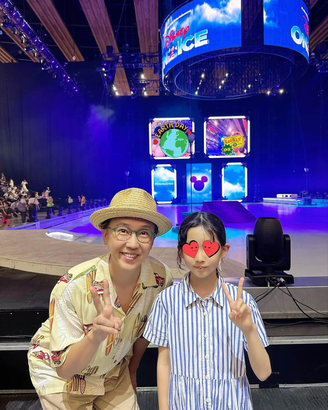 金子貴俊のインスタグラム：「昨日は久々に#ディズニーオンアイス を 娘と見に行って来ました！！ いやー！素晴らしいかったー✨ 個人的にはアナ雪とアラジンに感動😍 ライオンキングも良かったなぁー。 プリンセス達も凄かったー！ 娘もとっても楽しかったようで大興奮！ 終始写真やビデオ撮ってたな〜✨ この公演のすごいのは撮影OKな所！ しかも、最後のカーテンコールはフォトタイムもあって、このsns時代に超絶フィットした画期的な公演！それは撮影するしかないでしょと、わたしも沢山写真撮りました！ディズニーオンアイス最高！ 子供の喜ぶ姿を見れるって親としては1番嬉しいですね✨また、行きたいなぁー。  #disneyonice #ミッキー #アナ雪#アラジン#トイストーリー#ライオンキング#DisneyOnice」