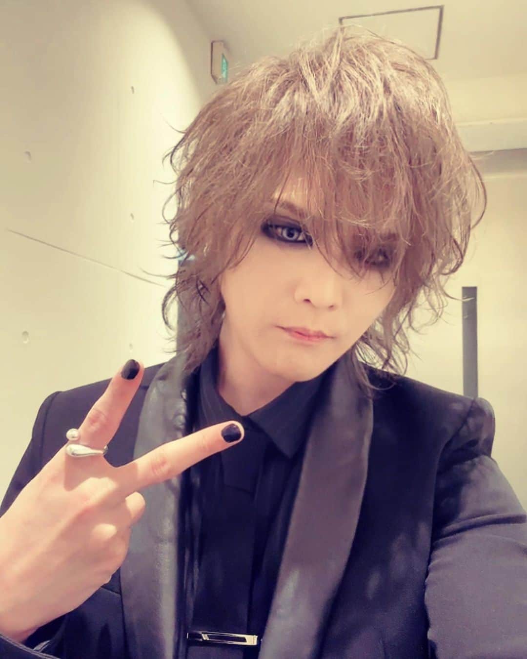戒のインスタグラム：「MASS TOURお疲れ様でした。 4年前の第九で皆に「必ずまたやろうな」って約束を守ることができて本当に良かった。  3年前の18周年ライブが中止になった時、自分の中に大きな穴が空き、何も動けず時が止まってしまい、そのせいでメンバーにも沢山迷惑をかけてしまい不甲斐ない思いばかりで、結果としてファンの皆を裏切ってしまった事、この場で謝罪させてください。  ごめんなさい。  綺麗事を並べた言葉だけで無かった事のようにする事はさらに皆を裏切る事だと思っていて、いつかこれは正直に話さなければいけないと自分の中で決めていました。  そんな自分をずっと近くで引っ張ってくれたメンバー、どんな状況下でもライブをやれば今までと変わらない空間を作ってくれたファンのみんなにほんと救われました。感謝してもしきれません。  ありがとう。  このMASSという作品は自分の中で忘れられない、絶対に忘れてはいけない経験になりました。  自分にできる事を力の限り、一生をかけて恩返ししていくつもりです。 だからこれからも一緒に夢追いかけさせてください。  よろしくお願いします。 お疲れ様でした！  the GazettE  戒  #theGazettE #最高の仲間」