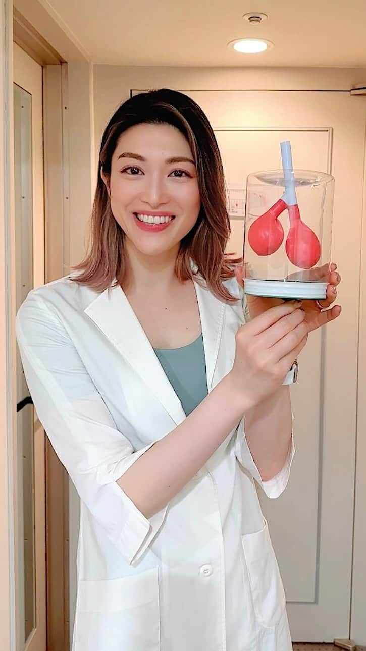 櫻井麻美のインスタグラム：「息を吸うのも吐くのも誰でもできる。 それなのになぜ呼吸のトレーニングが必要かというと… 肺は自分で動けないからです🫁  呼吸筋がエスコートしてあげないと 「スーパー受け身な肺ちゃん」は 絶対自分から動かない😑  だから呼吸筋を鍛える！のが呼吸のトレーニングです✨✨  #生理学 #解剖生理学 #大学教員 #医学博士 #櫻井麻美 #専門職大学 #呼吸 #横隔膜 #深呼吸 #呼吸法  #模型  #美容 #健康 #肺  @beauty_wellness_pro_college」