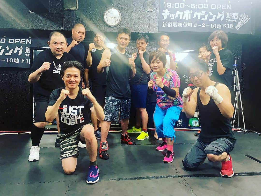 木村悠のインスタグラム：「本日は私が主催するボクシングコミニティ【オンラインジム」の定例レッスン🥊  現役時代のライバルであったWBC 世界フライ級チャンピオンの五十嵐俊幸氏が来てくれました！  カウンターをテーマにマニアックですが、ためになるレッスンとなりました。ご参加頂いた皆様ありがとうございます！  来月は村田諒太も来るのでお楽しみに🥊  #ボクシング #boxing #トレーニング  #ボクサー  #世界チャンピオン #champion  #チャンピオン #木村悠 #二刀流 #boxer  #オンラインジム #五十嵐俊幸  #フライ級チャンピオン」