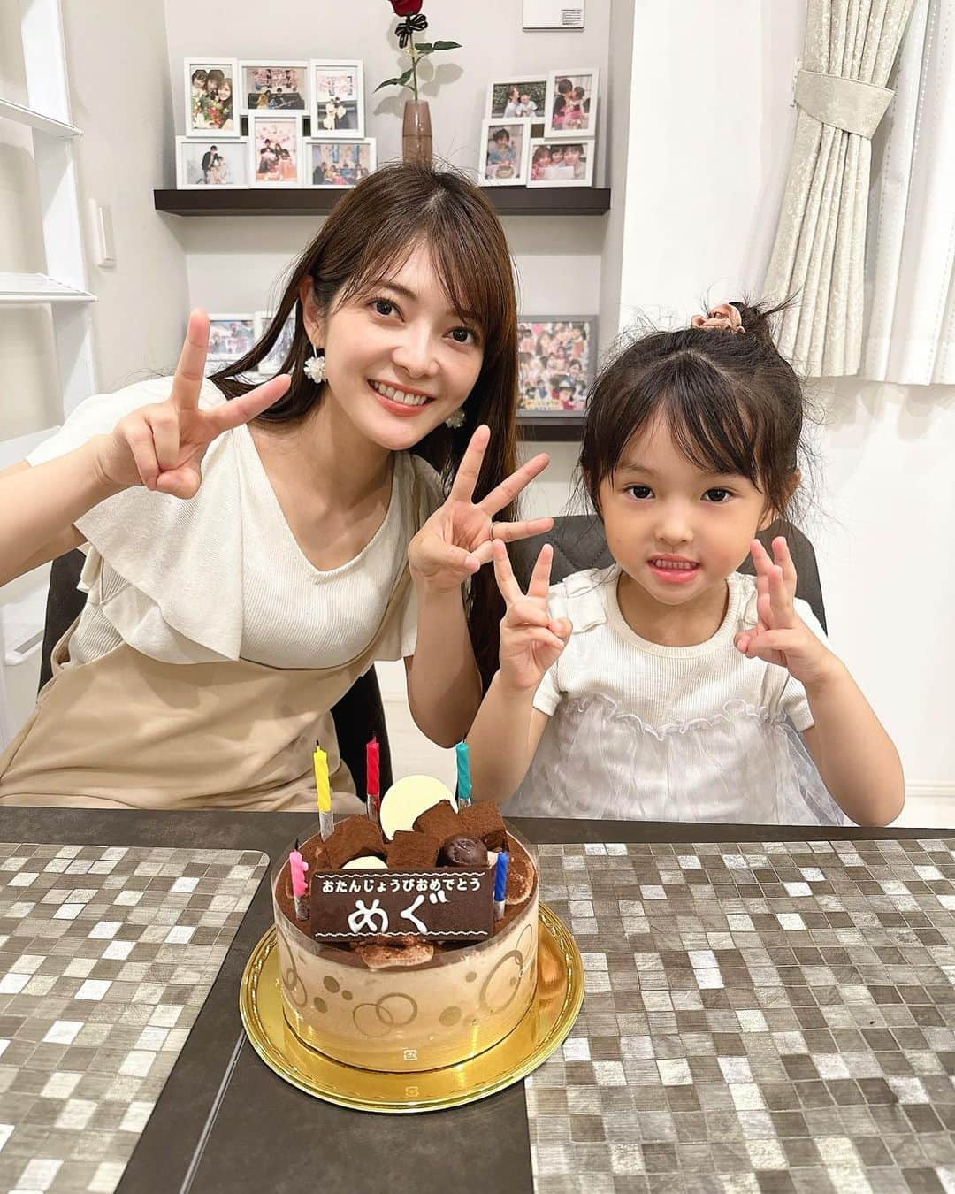 大知めぐみのインスタグラム：「昨日32歳になりました!!🙇🏻‍♀️✨ ⁡ めちゃんは、ママお誕生日だからバレエ今日はもっと頑張る！と張り切ってくれたり、パパも週末忙しい中沢山お祝いしてくれて、嬉しい嬉しい誕生日でした☺️💓 ⁡ パパは、本当に年々優しくなって、私は年々強くなっている気がします😂w パパ本当にいつもありがとう🙏🏻💓笑 ⁡ 32歳も健康第一で頑張ります☺️✨ いつもめいめいファミリーを見守って下さる皆様ありがとうございます🙏🏻💓 ⁡ #お誕生日ケーキのフーは何歳でも嬉しい笑 #最後の動画はあるあるなやつ ww ⁡ ⁡ ⁡ ⁡ ⁡ ⁡ ⁡ #32歳 #誕生日 #誕生日会 #happybirthday #mybirthday #誕生日祝い #誕生日動画 #娘 #育児 #子供 #子供のいる暮らし #こども  #こどものいる暮らし#4歳 #主婦#女の子のママ #followｍe #女の子ママ #육아스타그램 #육아 #육아소통 #육아맘 #맘스타그램」